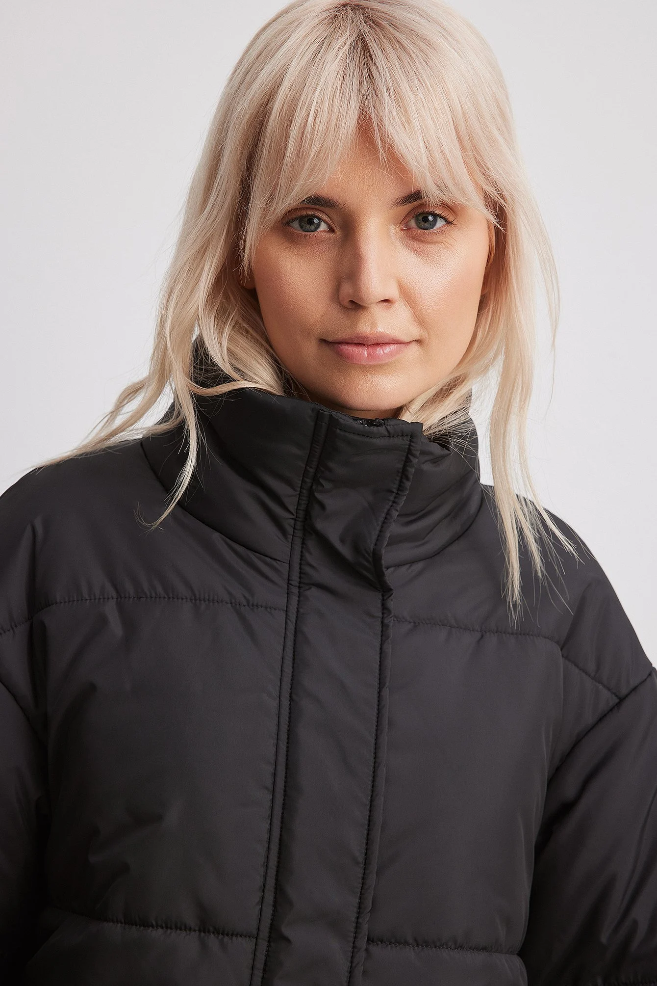 Kurze, gefütterte Jacke mit Gürtel