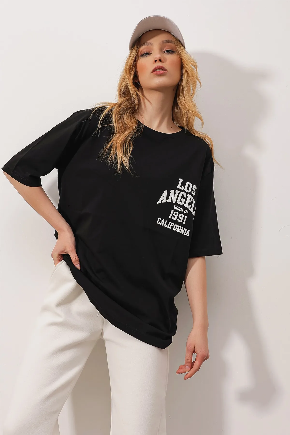 Trend Alaçatı Stili  Schwarzes bedrucktes Oversize-T-Shirt für Damen mit Rundhalsausschnitt ALC-X9560