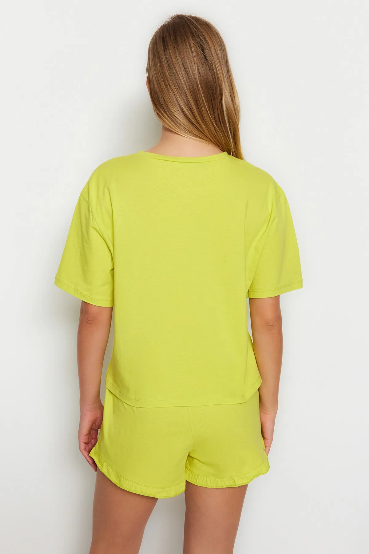 Trendyol Collection  Hellgrünes gestricktes Pyjama-Set mit bedruckten T-Shirts und Shorts aus Baumwolle THMSS22PT0422