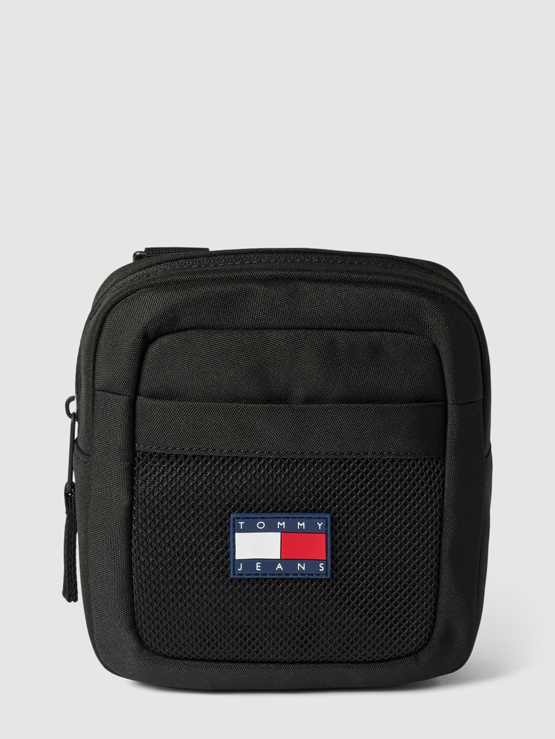 Umhängetasche mit Label-Patch in schwarz