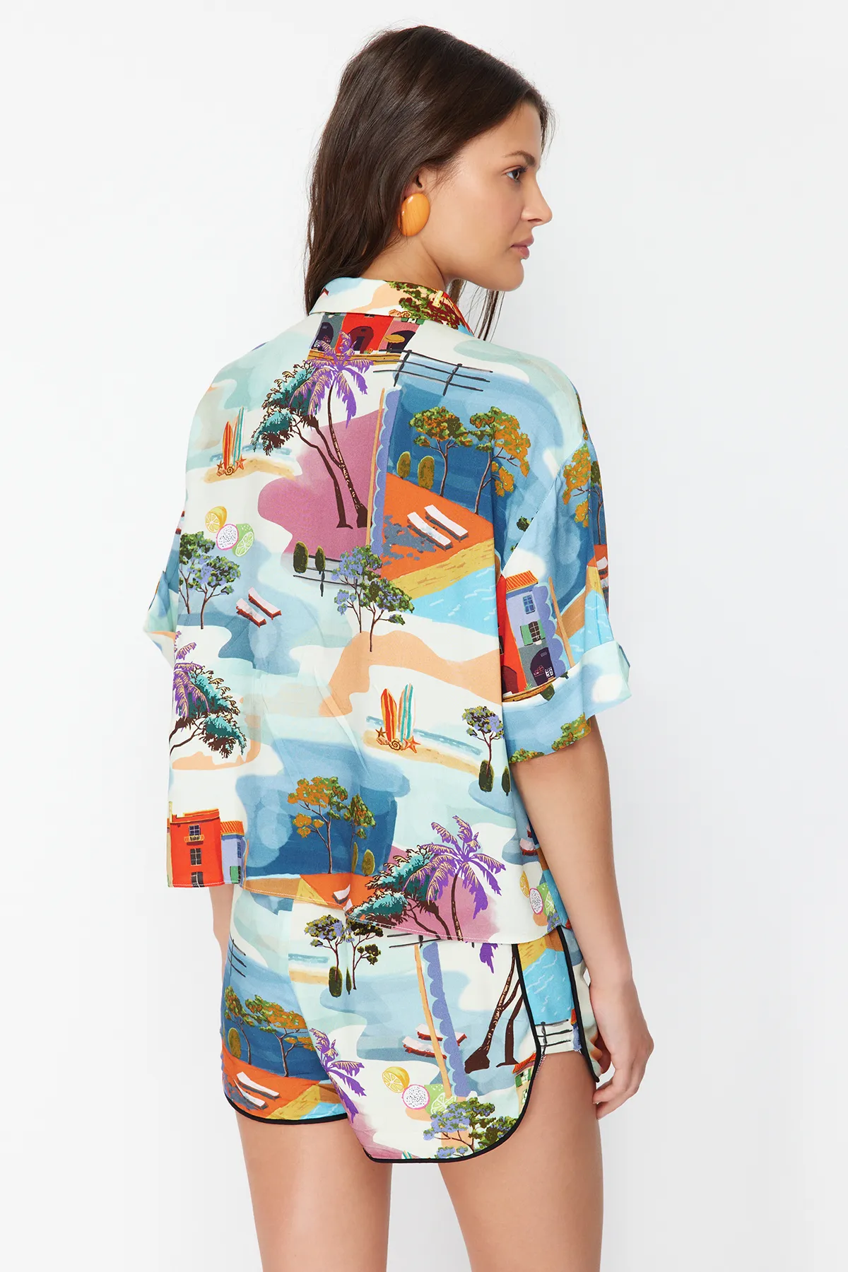 Trendyol Collection  Gewebtes Hemd-Shorts-Set mit Landschaftsmuster TBESS21AU0078