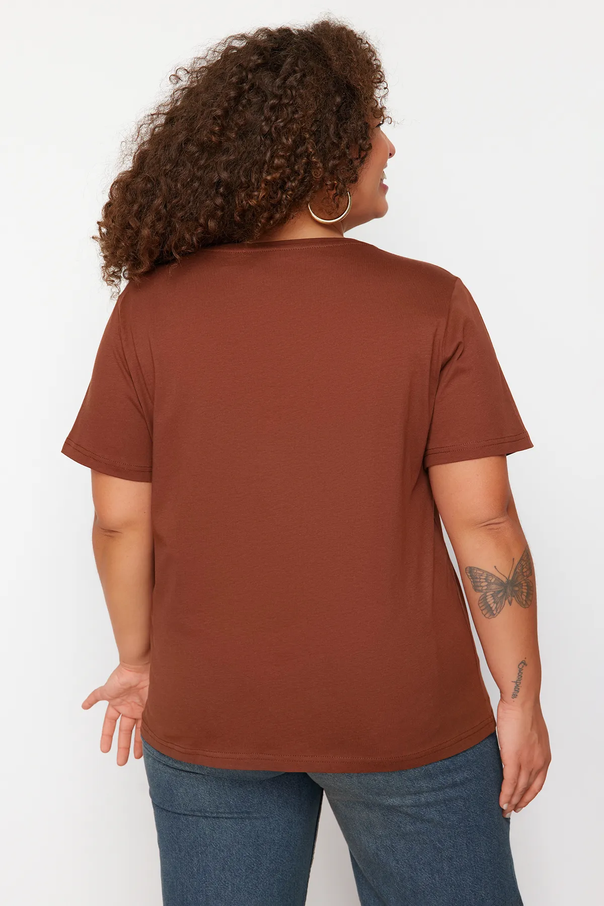 Trendyol Curve  Braunes Basic-Strick-T-Shirt mit V-Ausschnitt TBBSS22BF0028