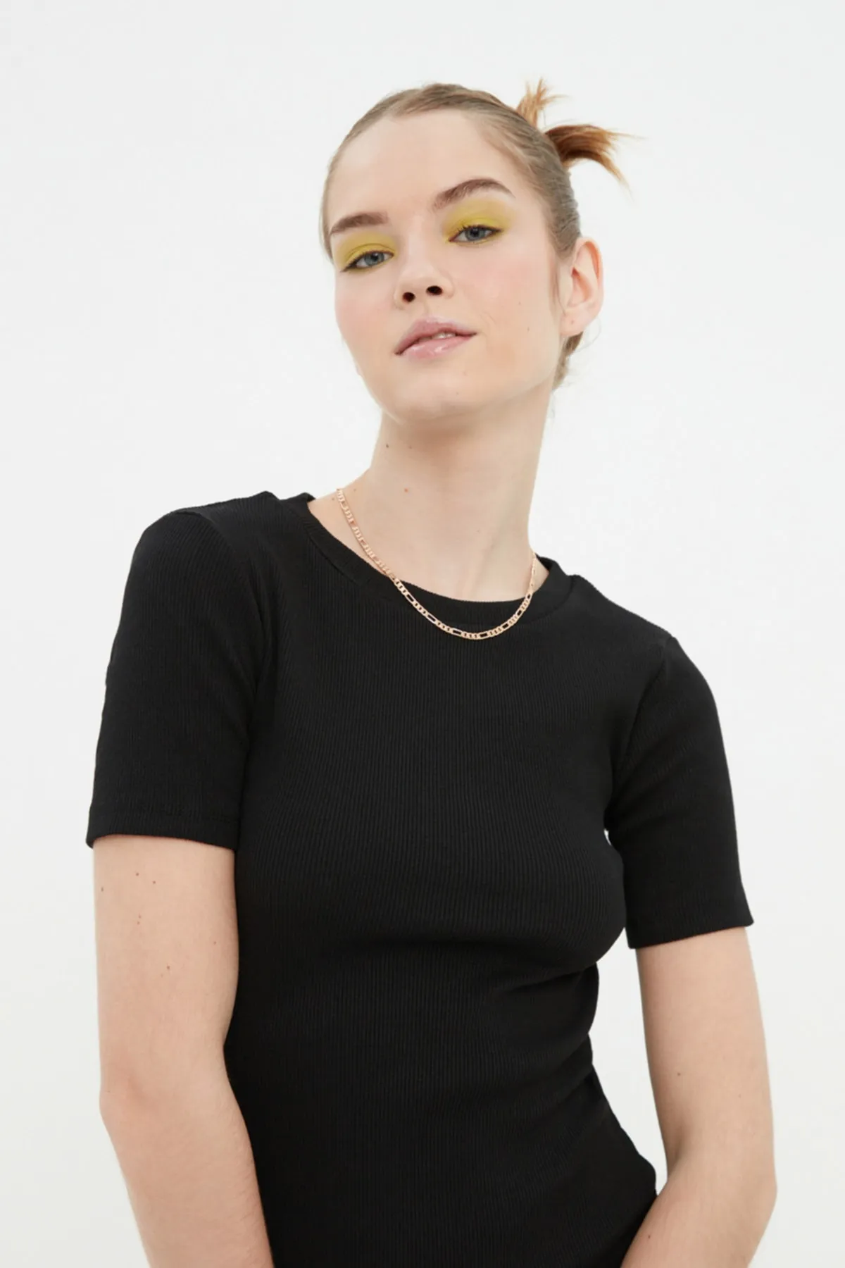 Trendyol Collection  Schwarzes tailliertes Mini-Bleistiftkleid aus geripptem, flexiblem Strick und Rundhalsausschnitt TWOSS19AD0053