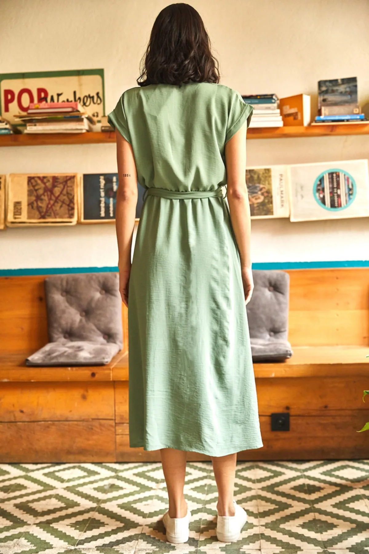 Olalook  Grünes zweireihiges Damenkleid mit Schlitz und Gürtel ELB-19001690