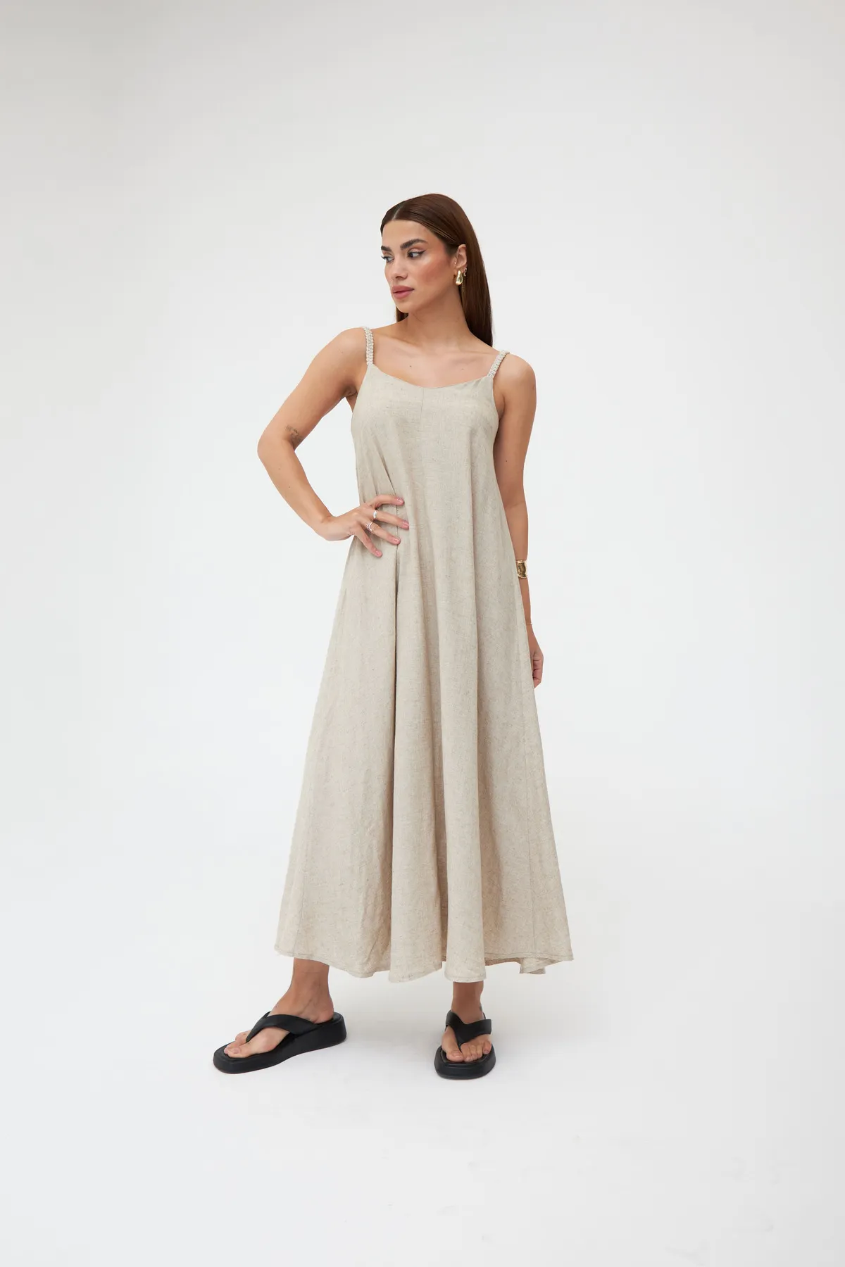 Laluvia  Langes Leinenkleid mit Strickriemen in Steinfarbe