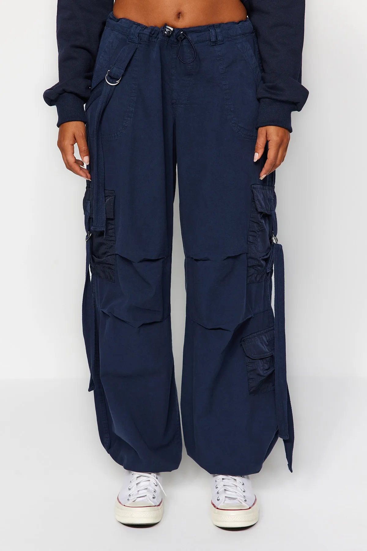 Trendyol Collection  Marineblaue Cargo-Taschen-Jogging-Jeans mit normaler Taille TWOAW24JE00216