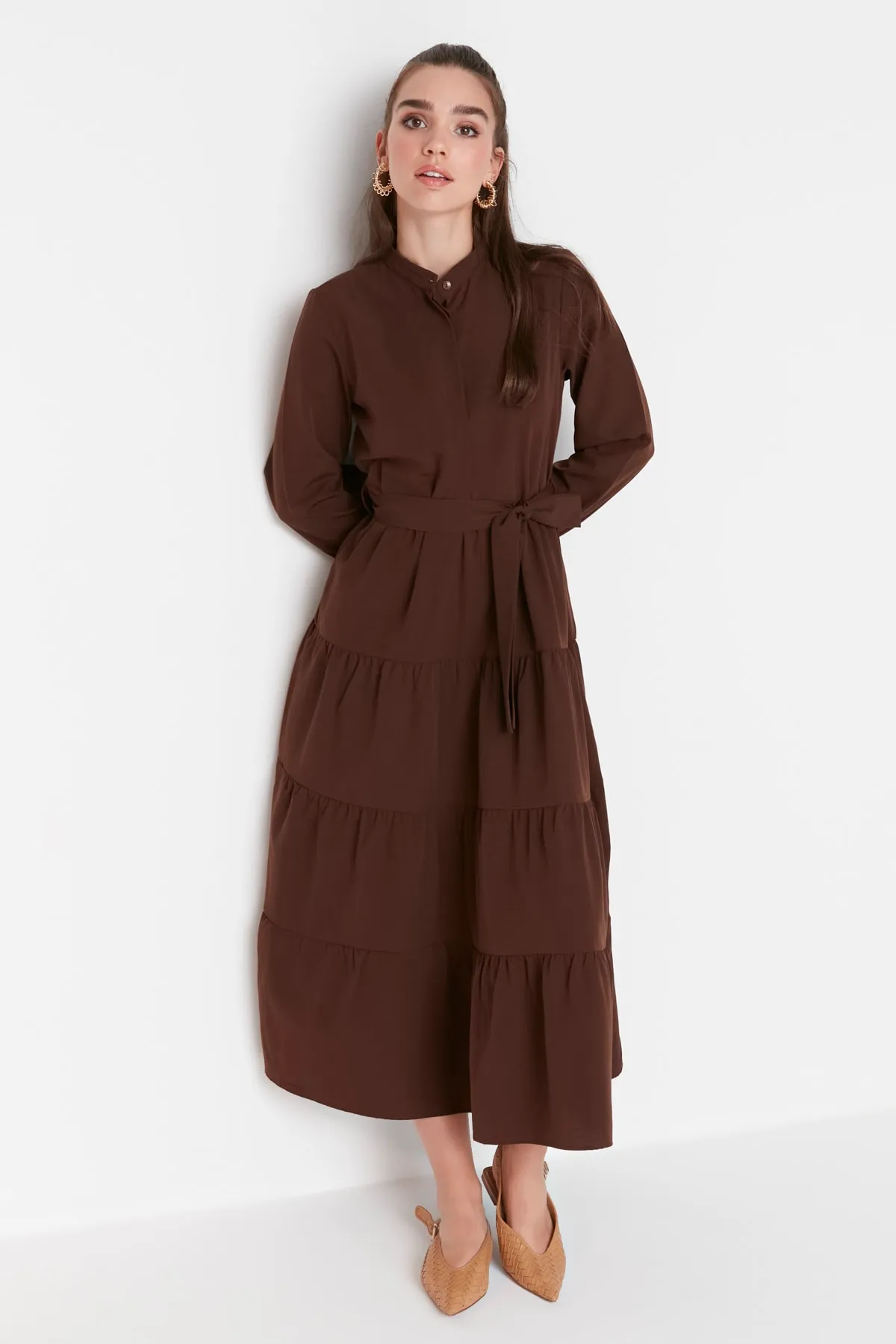 Trendyol Modest  Dunkelbraunes gewebtes Kleid mit Gürtel und Chefkragen sowie Knopfleiste TCTSS21EL3343