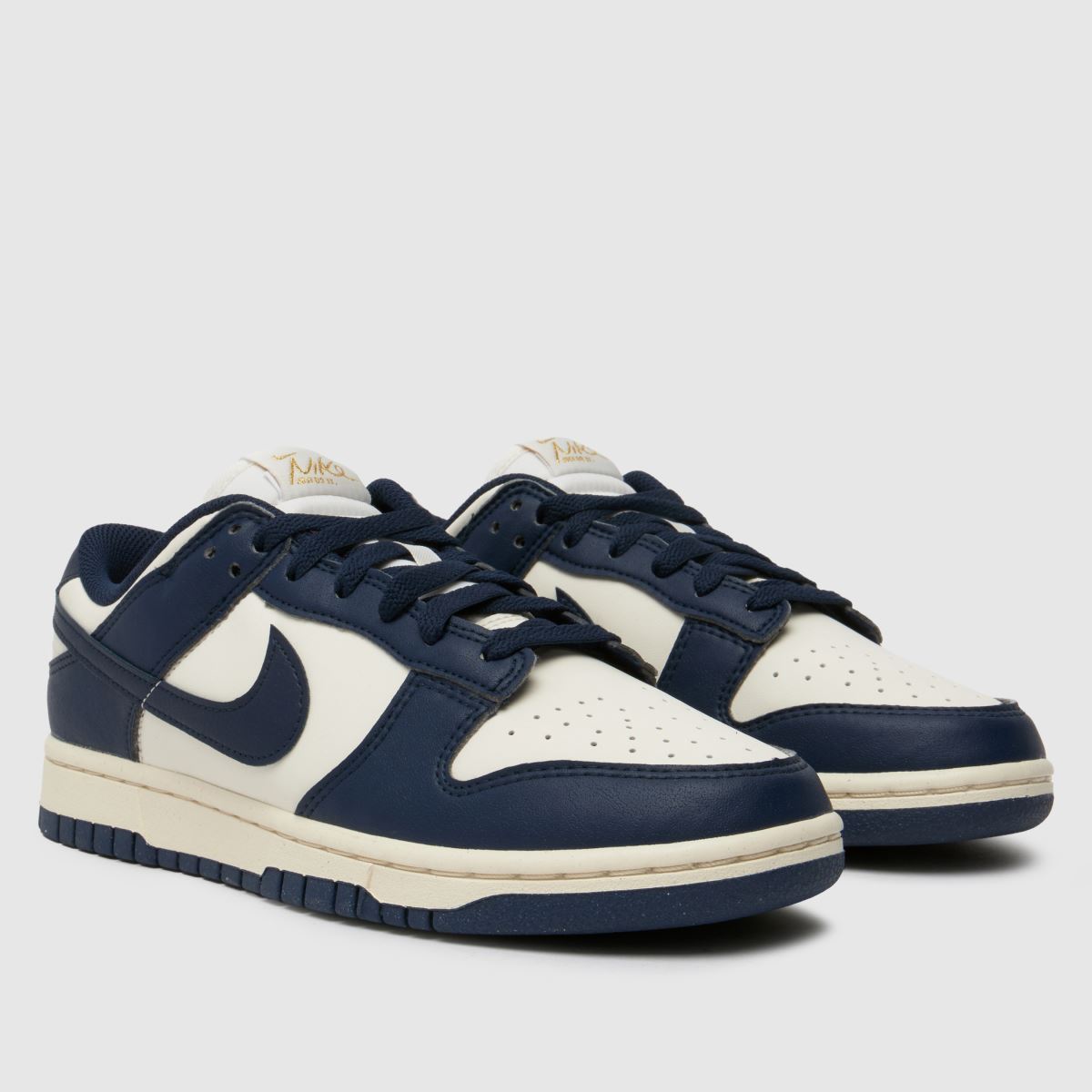Nike Dunk Low-sneakers i elfenbensfärgad och marinblå