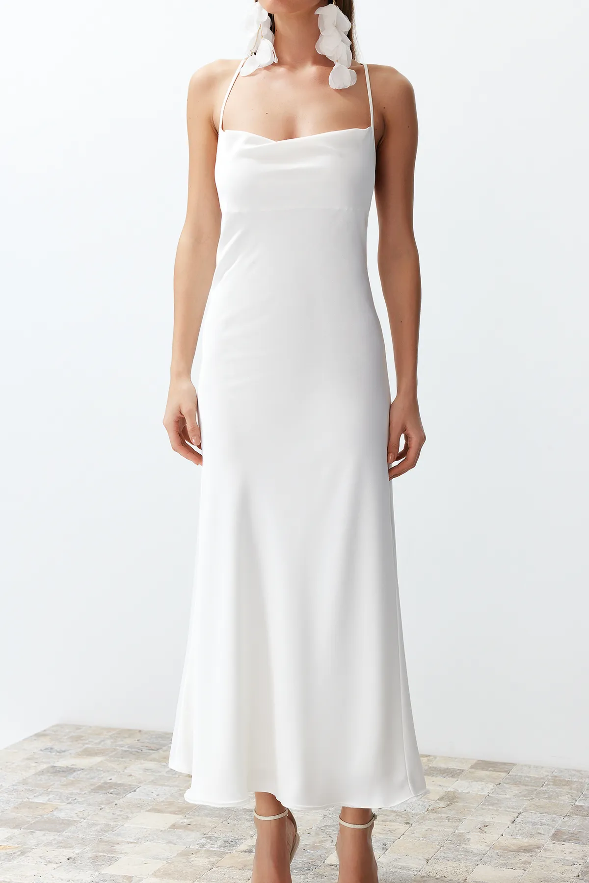 Trendyol Collection  Weißes Brautaccessoire aus Satin für Hochzeit/Nikah, elegantes Abendkleid TPRSS24EL00002