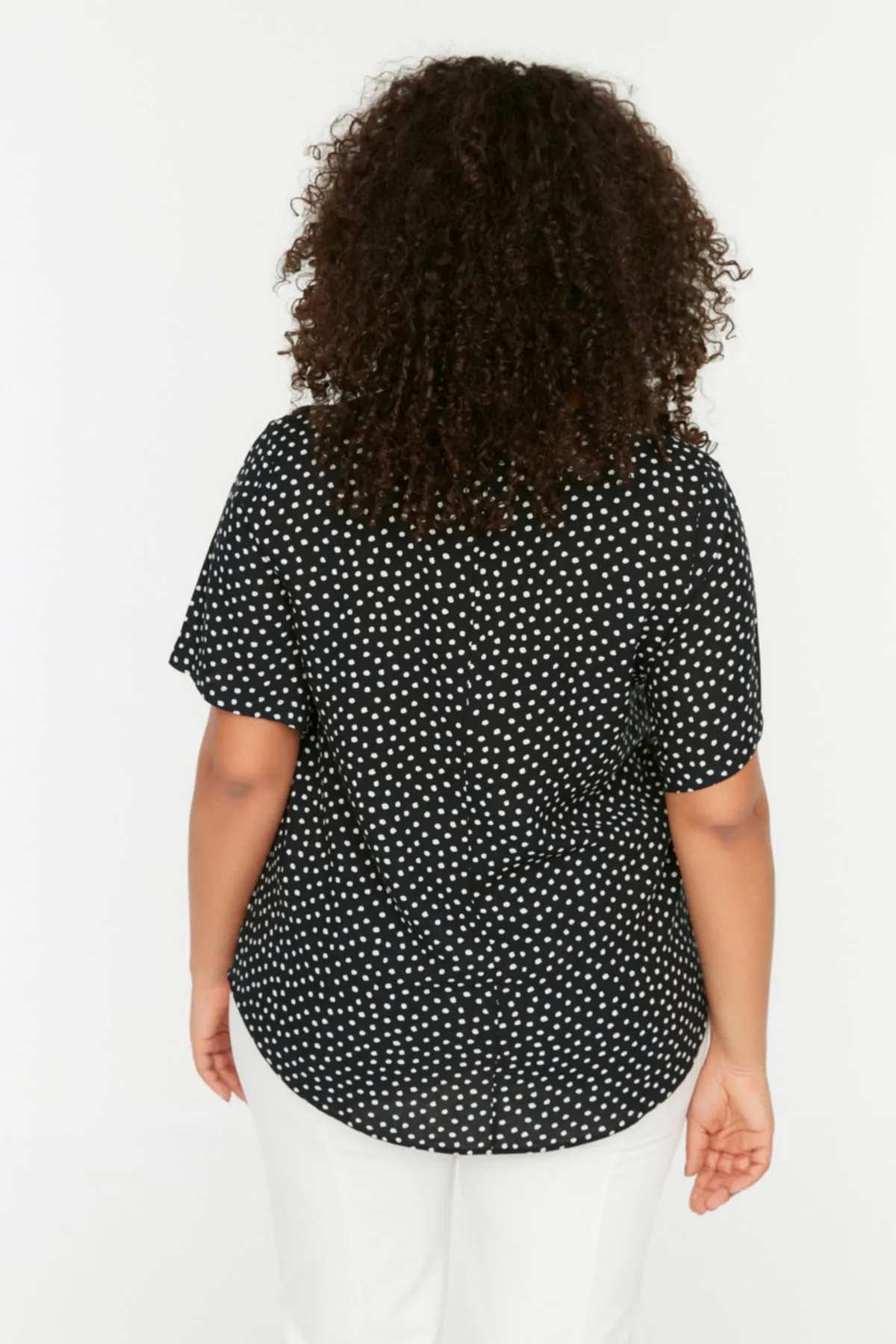 Trendyol Curve  Schwarze gewebte Bluse mit Tupfenmuster TBBSS22AF0033