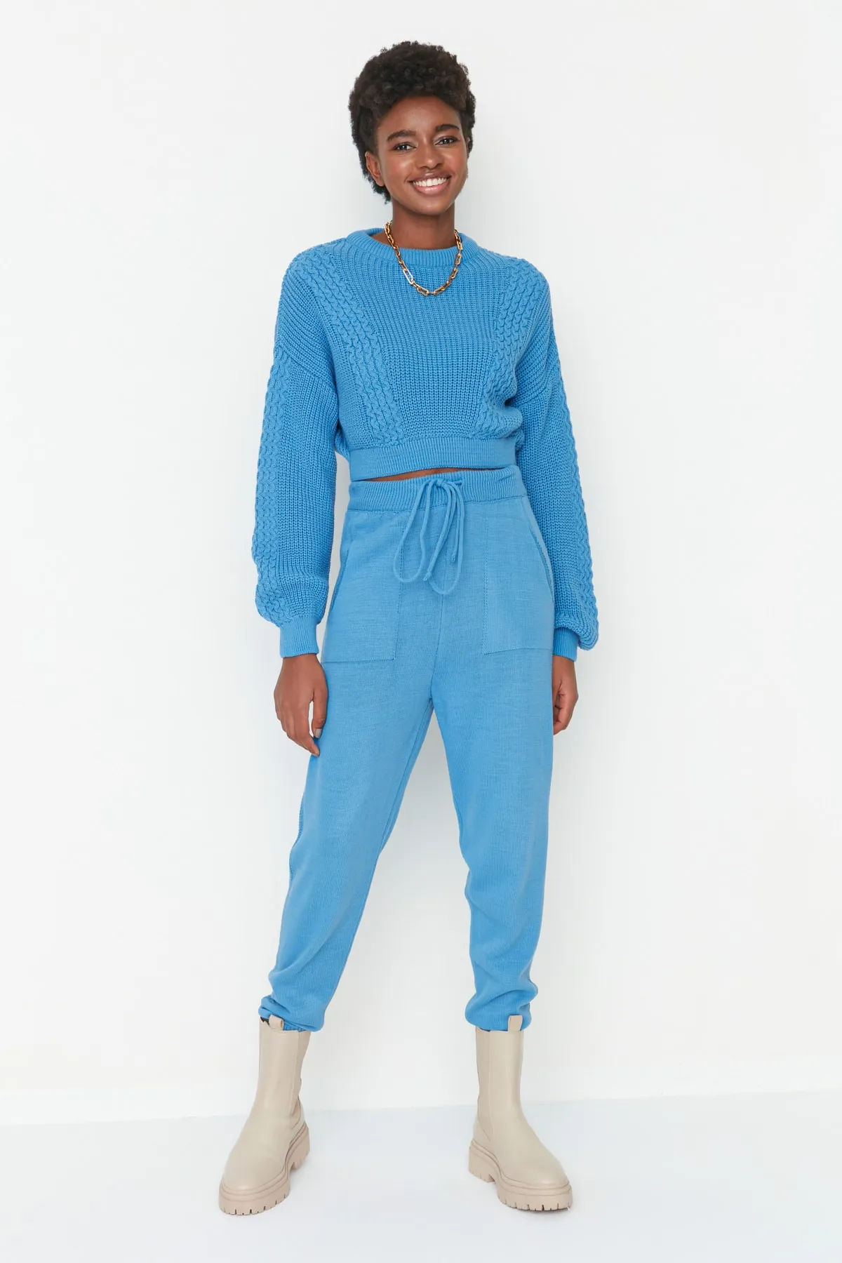 Trendyol Collection  Blaues, kurzes Strickoberteil und -unterteil im Set mit Rundhalsausschnitt TWOAW21AU0047