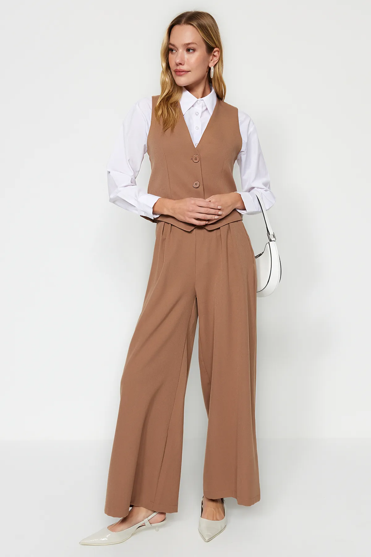 Trendyol Modest  Kamelfarbenes Set aus Weste und Hose aus gewebtem Oberteil und Unterteil TCTAW24US00066