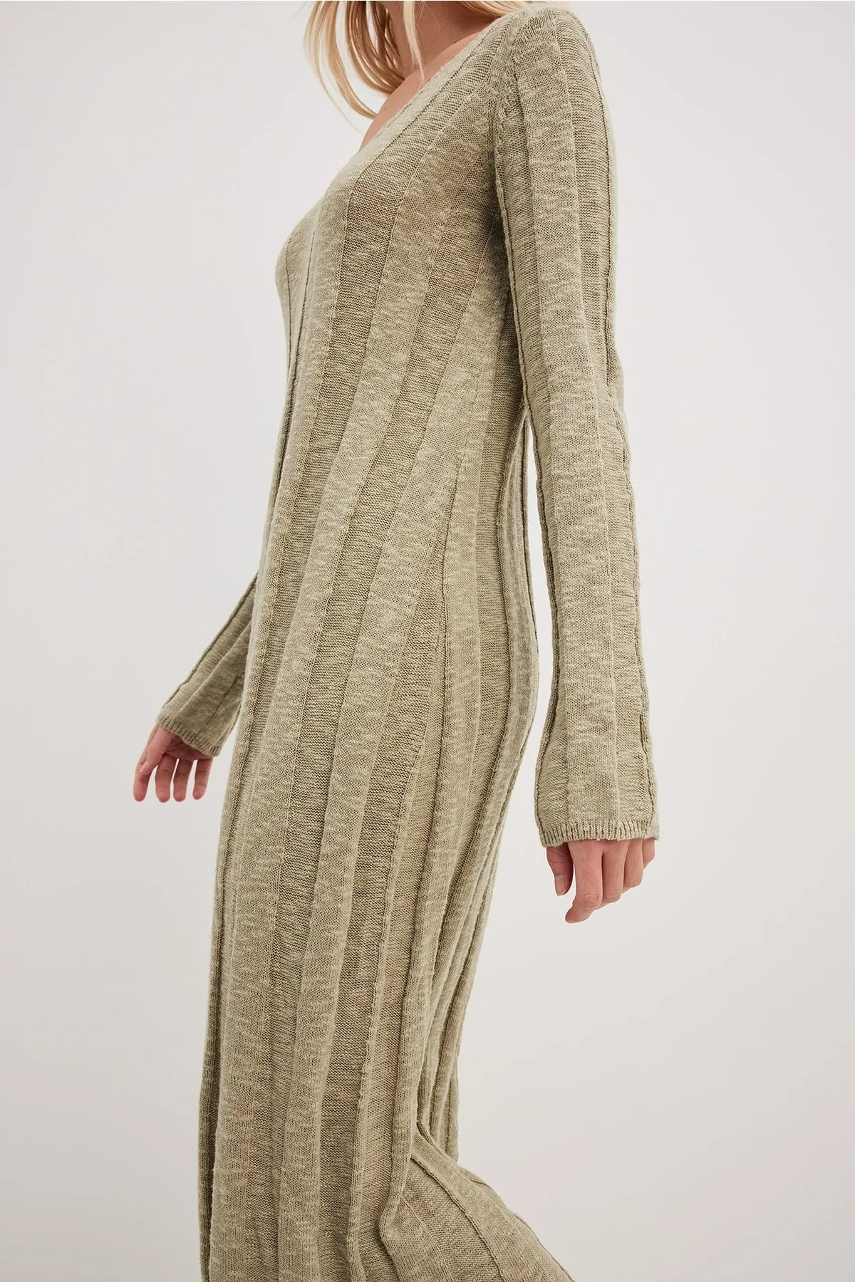 NA-KD  Gestricktes, weit geripptes Midikleid