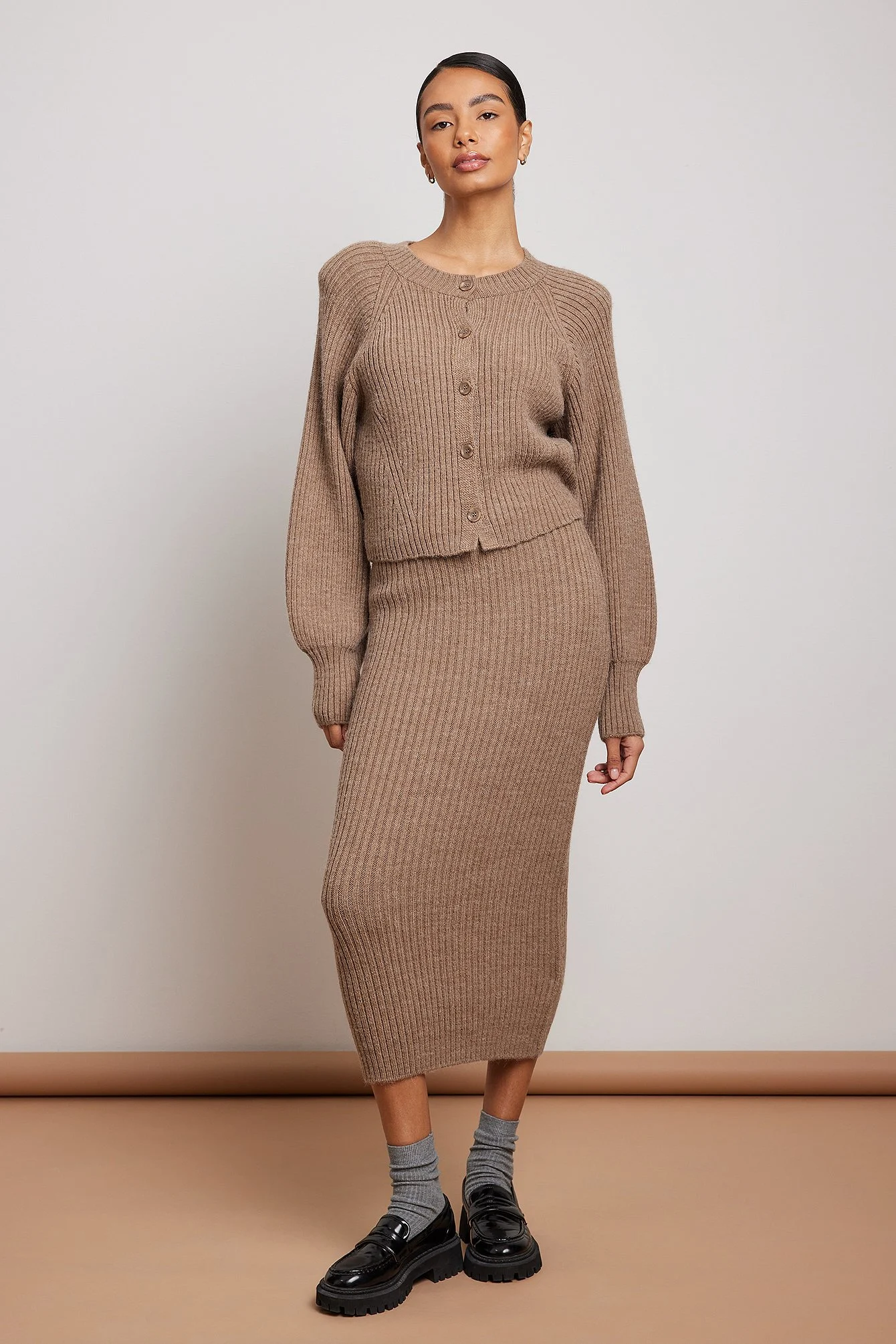 Strickjacke mit Schulterpolster aus Rippstrick