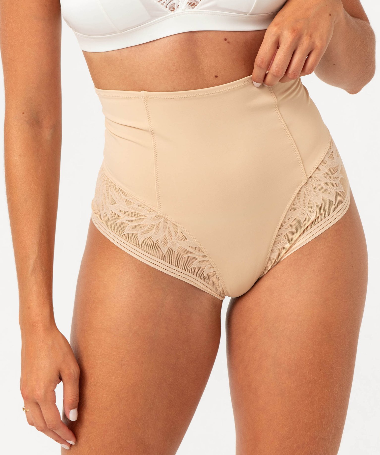 Culotte femme taille haute gainante en dentelle et microfibre beige | GEMO