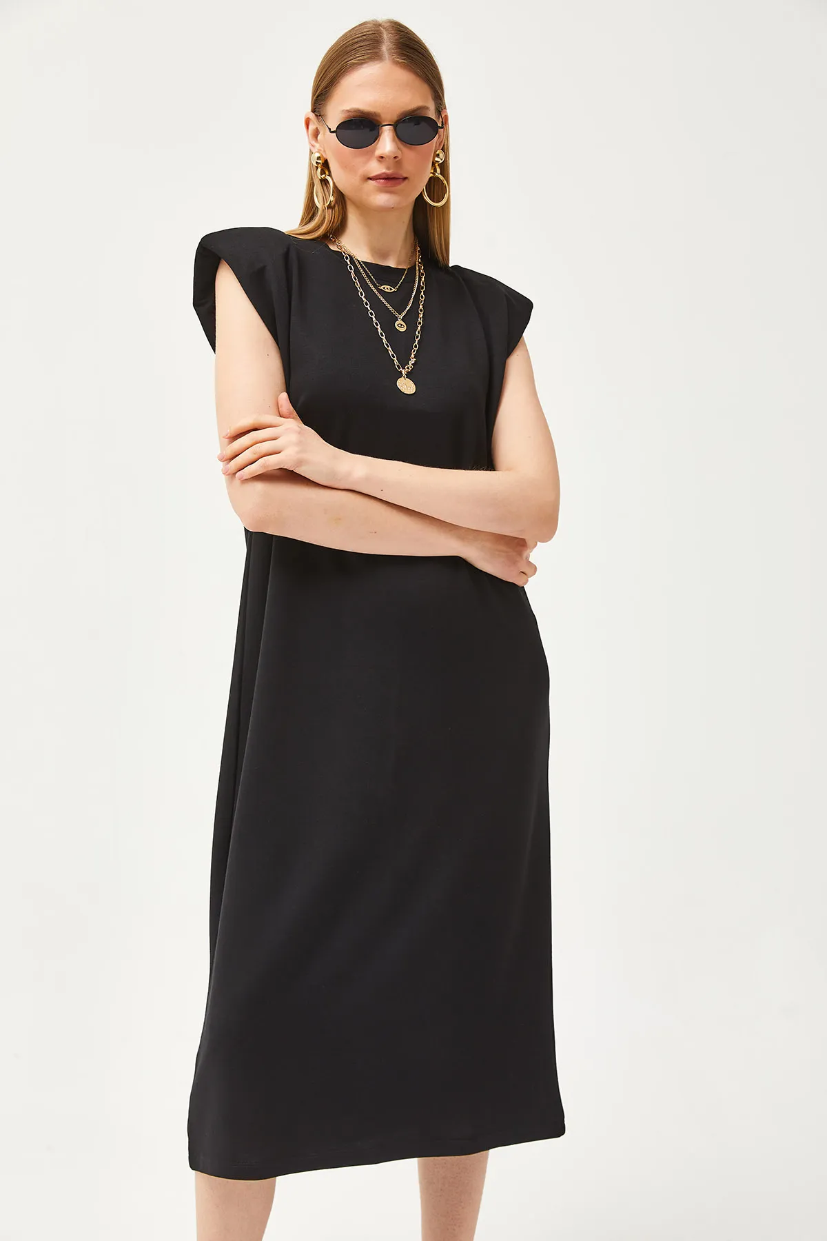 Olalook  Schwarzes Damenkleid mit gepolsterten Schultern und Schlitz und Kristallen ELB-19002086