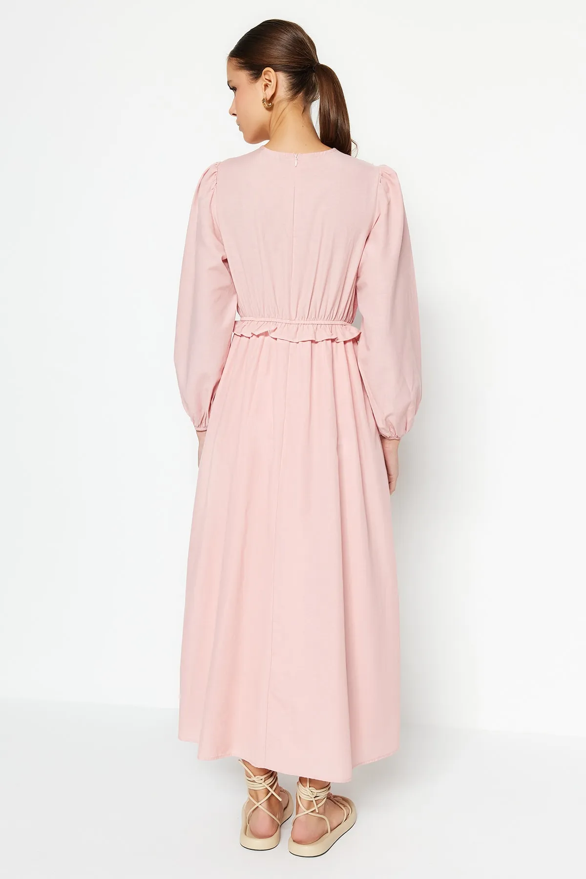 Trendyol Modest  Hellrosa Kleid aus gewebter Baumwolle mit Stickereien und Rüschendetails TCTSS23EB00053