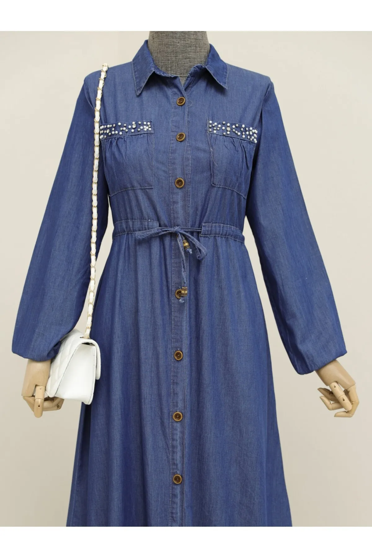 Modamorfo  Jeanskleid mit doppelter Tasche, Perlendetails und Knöpfen