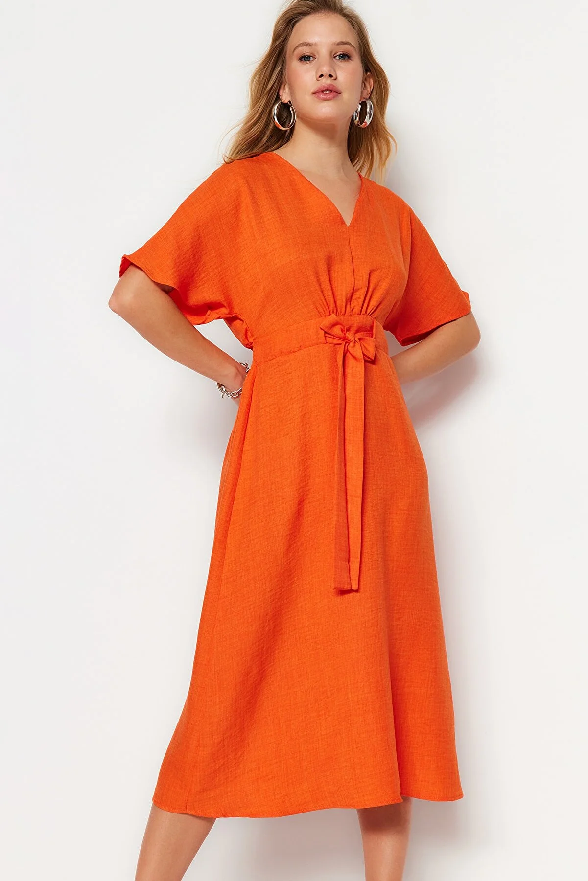 Trendyol Collection  Orangefarbenes Midi-Webkleid in A-Linie/Glockenform mit Schnürung TWOSS23EL01543