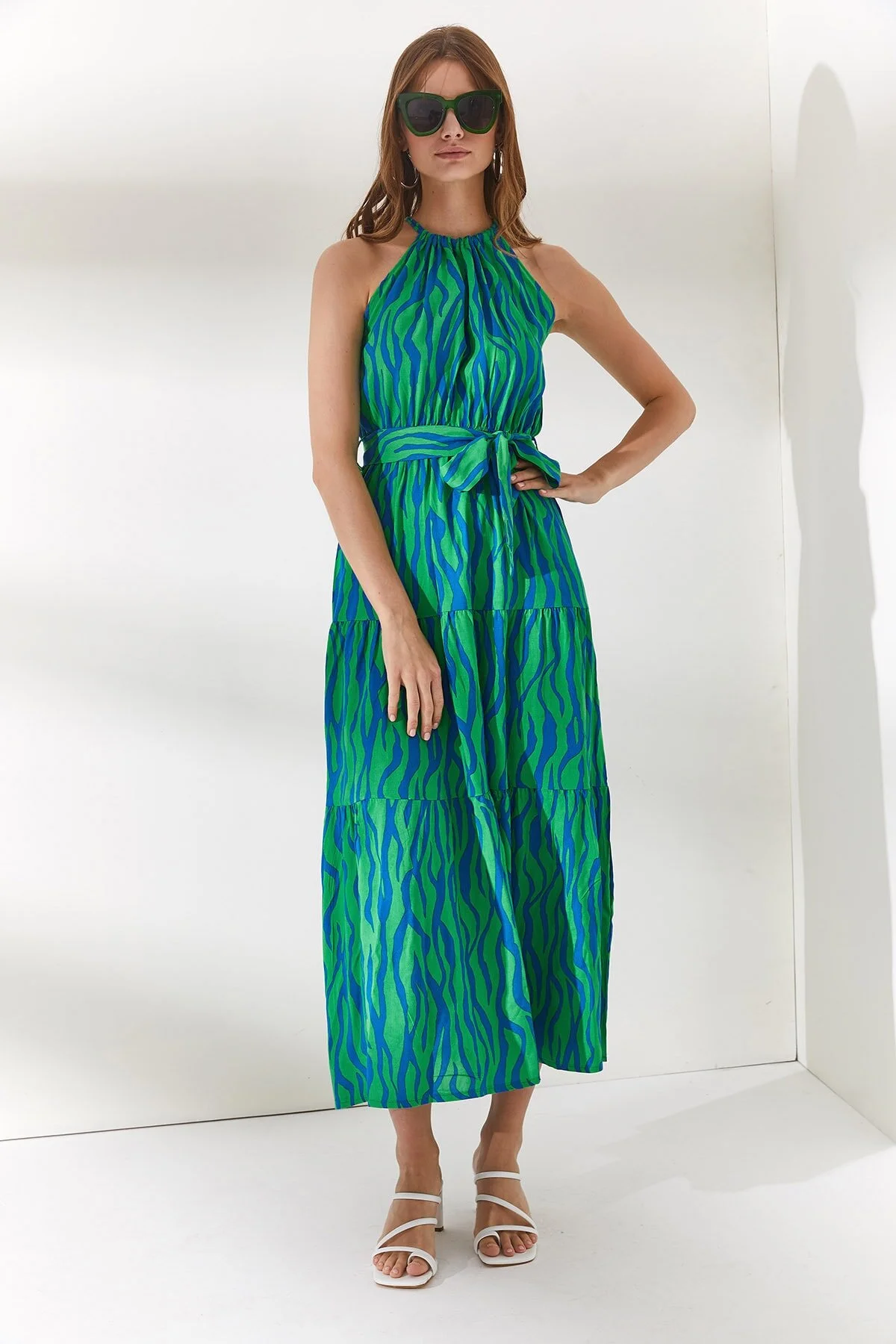 Olalook  Damenkleid aus gewebtem Viscon mit Zebra-Grün, Neckholder, Gürtel und Gürtel ELB-19001548