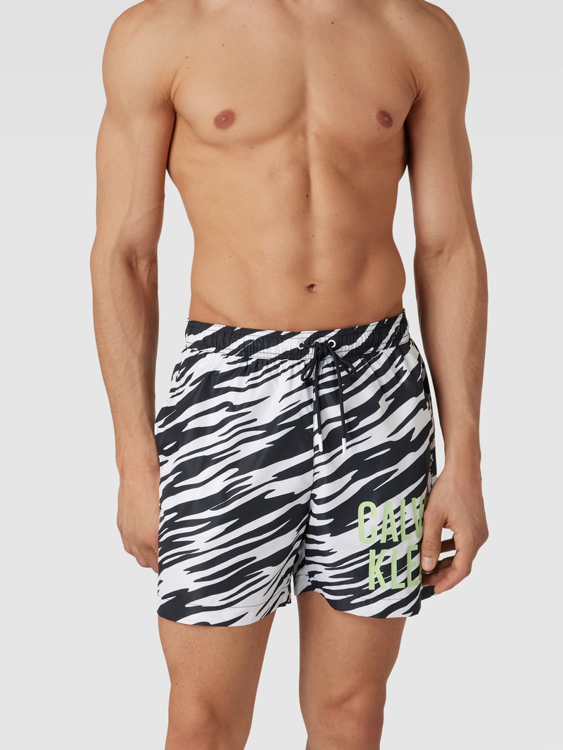 Badehose mit Label-Print Modell 'MEDIUM' in weiß