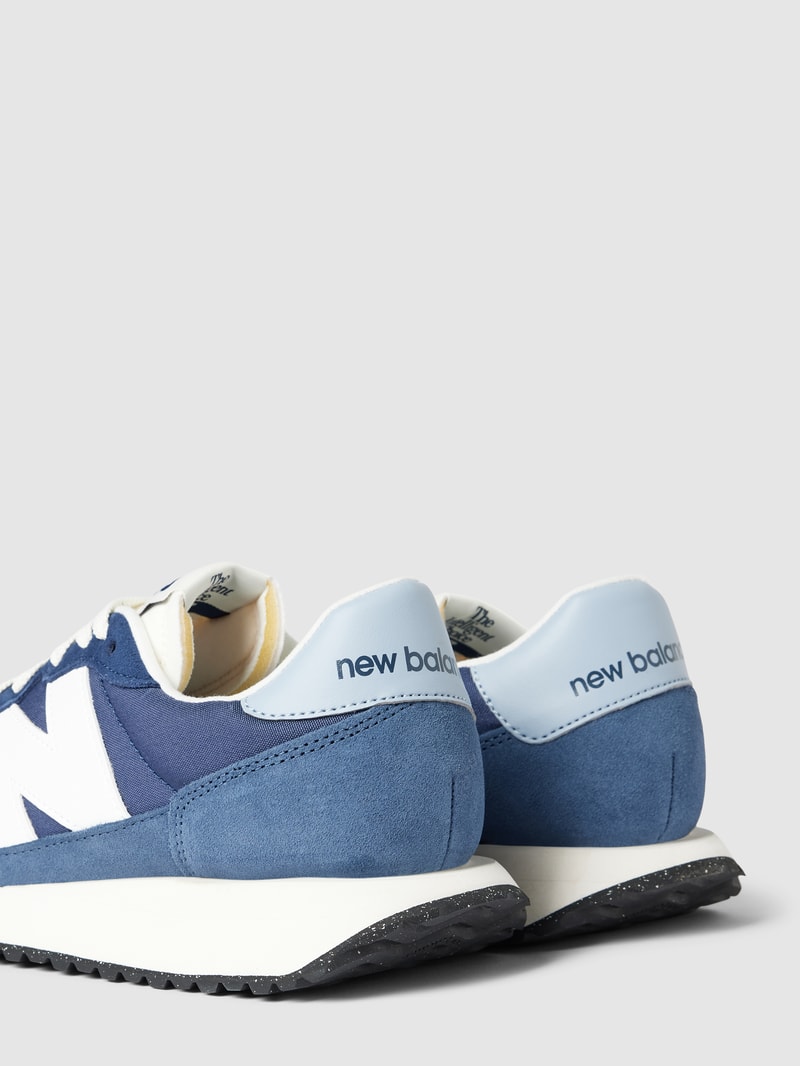 Sneaker mit Label-Details in hellblau