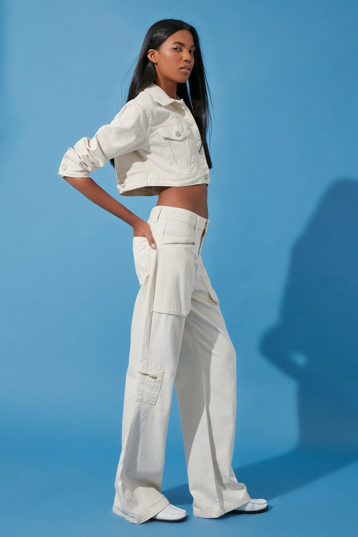 Trendyol Collection  Ecrufarbene Jeans mit hoher Taille und weitem Bein und Cargo-Taschen TWOSS24JE00223