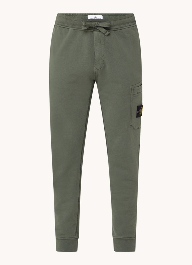 Pantaloni scurți sport Stone Island 64551, mulați, cu buzunare laterale și logo.