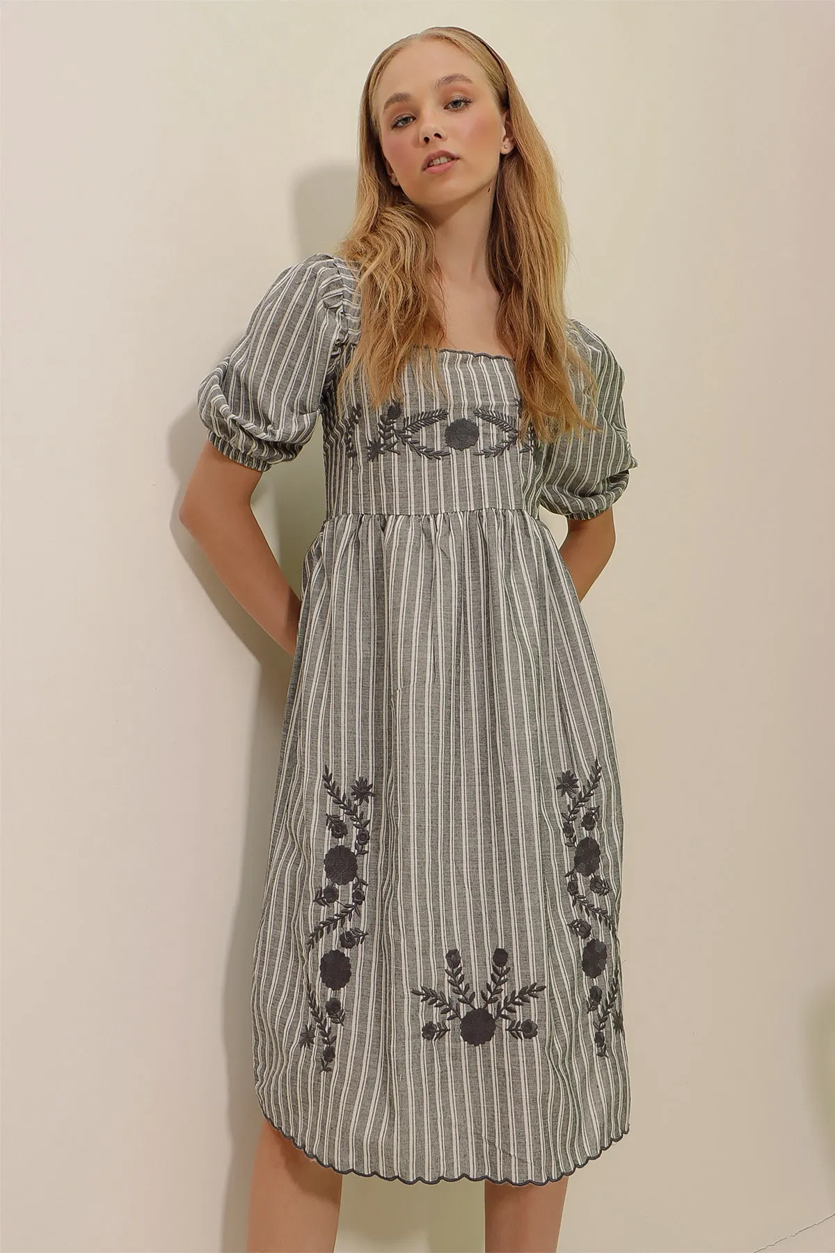 Trend Alaçatı Stili  Graues Damenkleid mit quadratischem Kragen und Prinzessinnenärmeln, gestreift, mit Blumen bestickt, gewebtes Kleid ALC-X8996