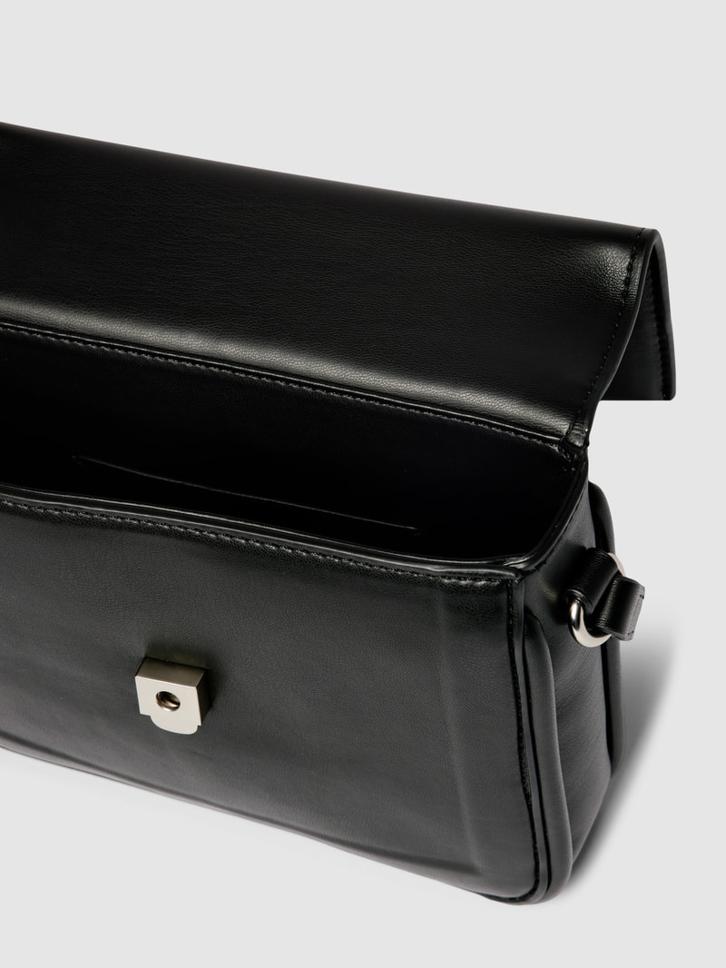 Umhängetasche mit Label-Prägung in black