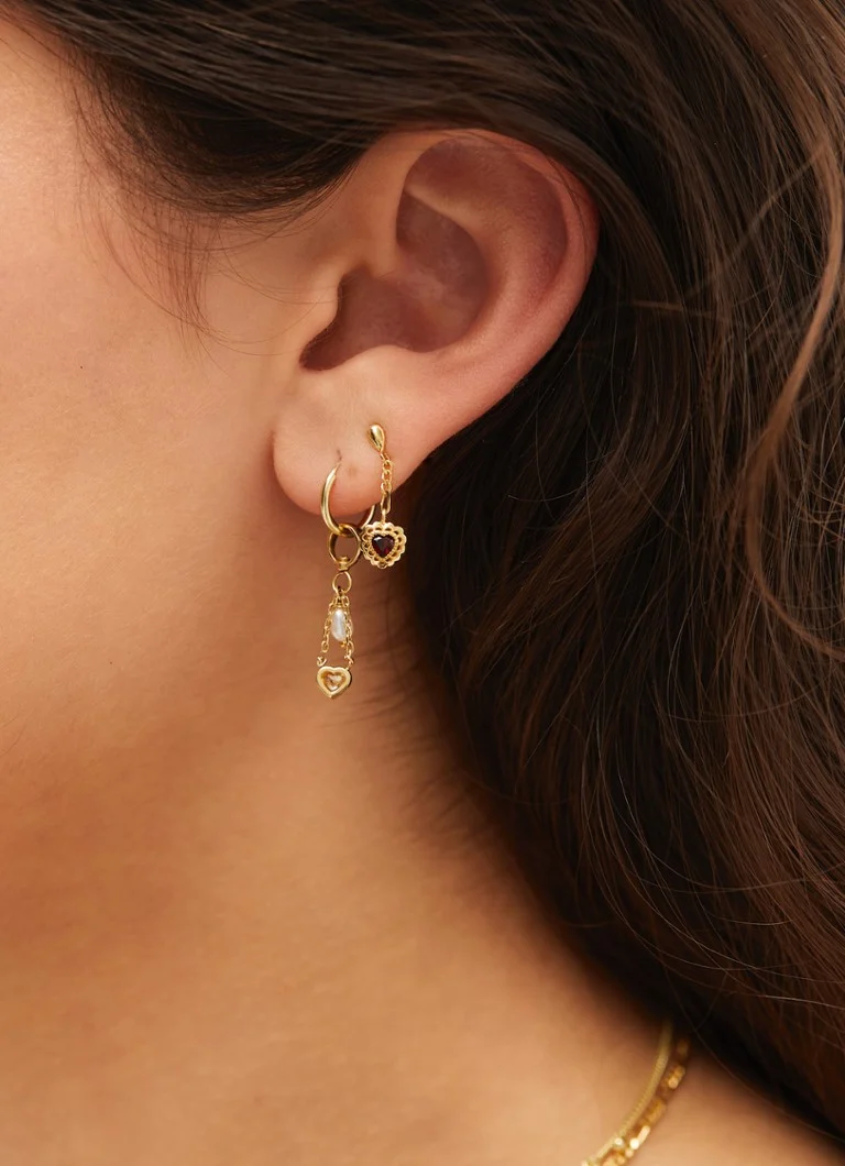 Anna + Nina Single Pure Love Ohrstecker aus 14-karätigem Gelbgold mit Granat