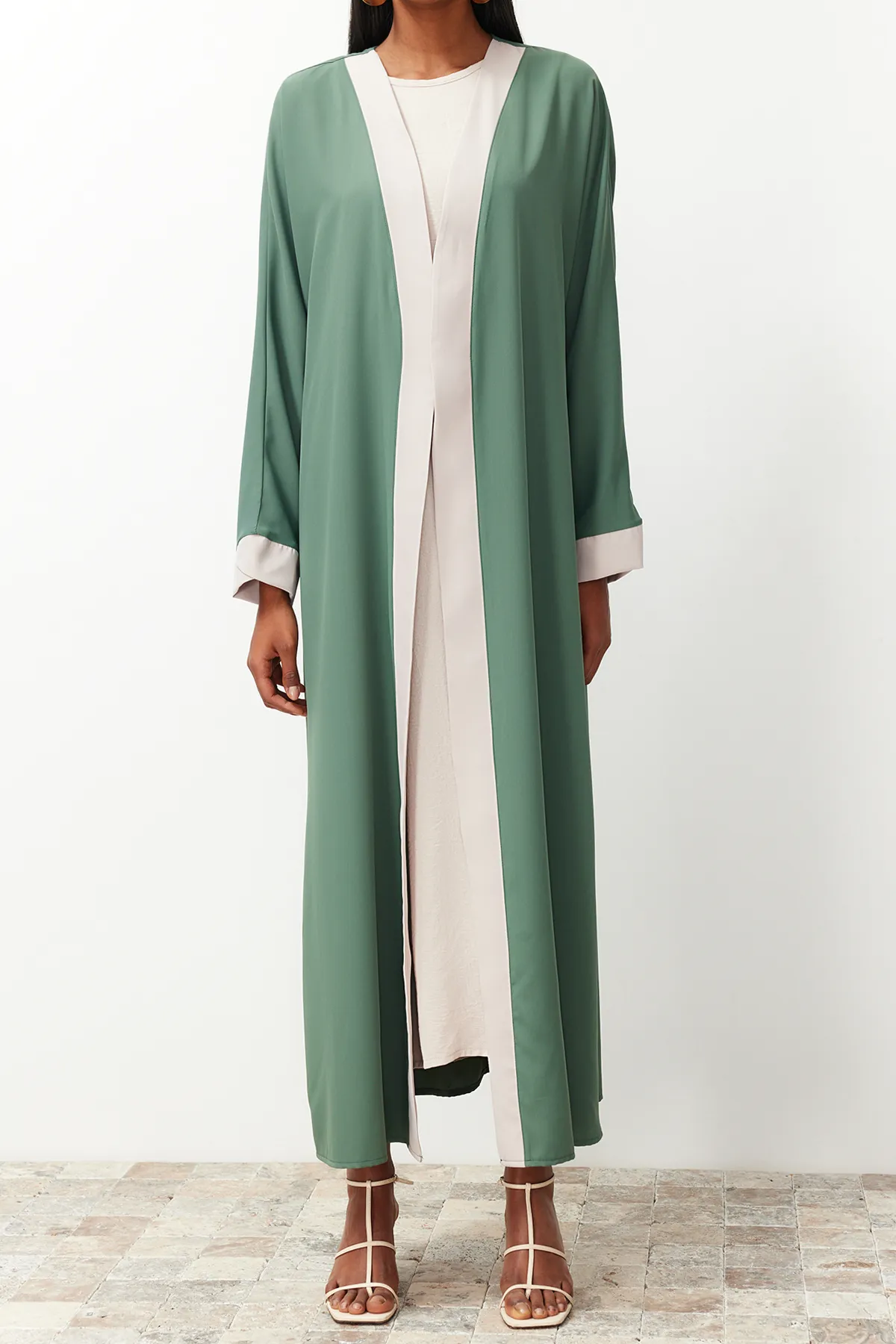 Trendyol Modest  Grüne, farblich blockierte, lange gewebte Kappe & Ferace & Abaya TCTSS24KF00009