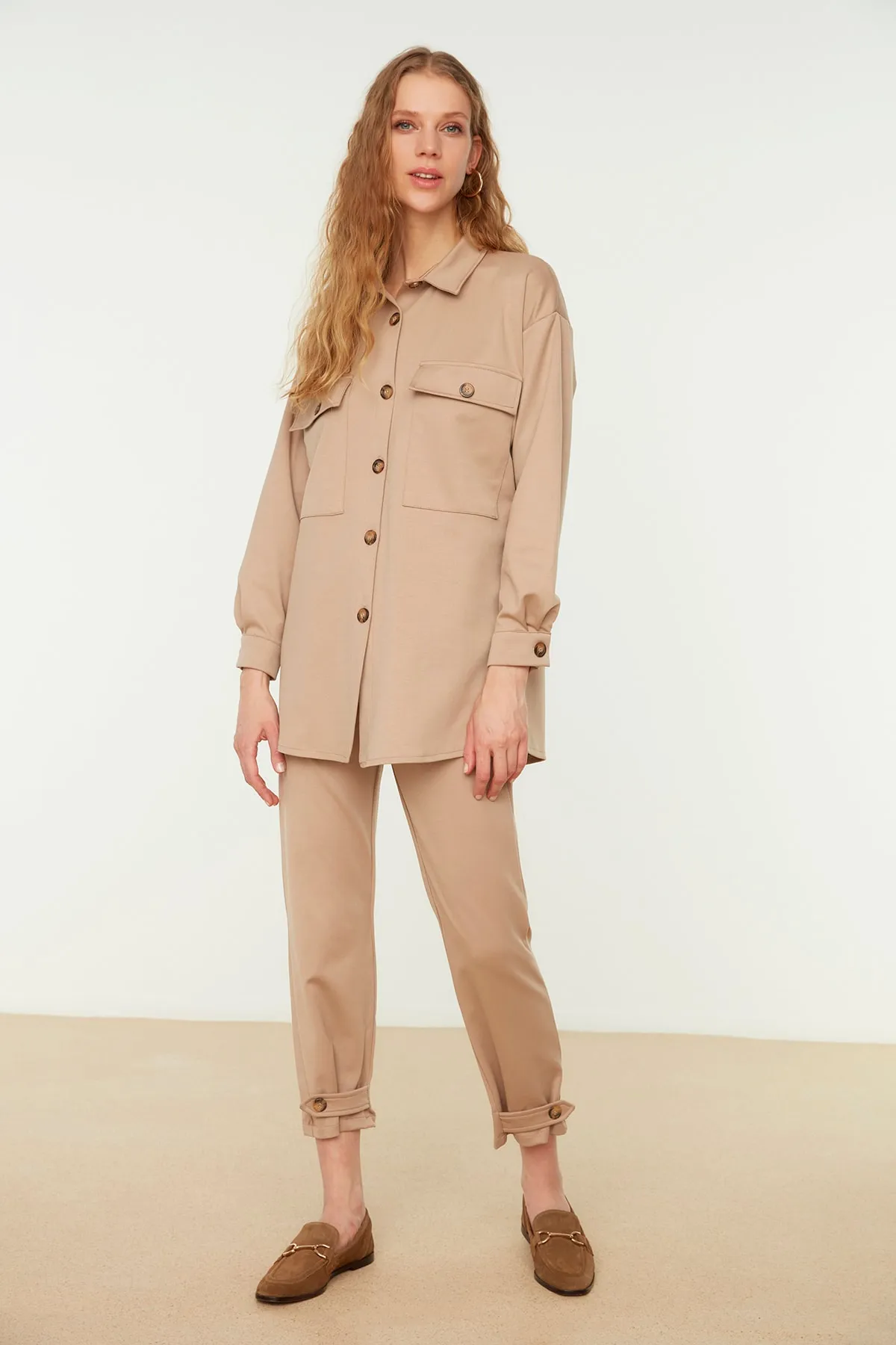Trendyol Modest  Beiges Strickset aus Hemd und Hose mit Knopfleiste TCTSS22US0116