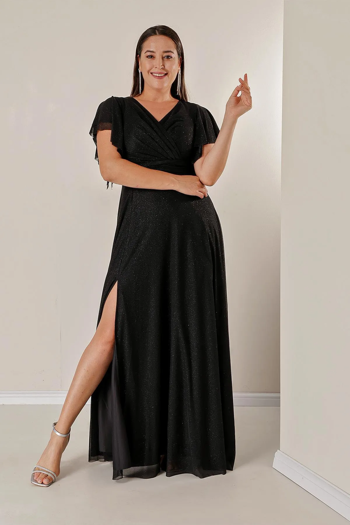 By Saygı  Langes Lurex-Kleid in Übergröße mit zweireihigem Ausschnitt vorne, drapierten, gefütterten Ärmeln, Volant und Schlitz