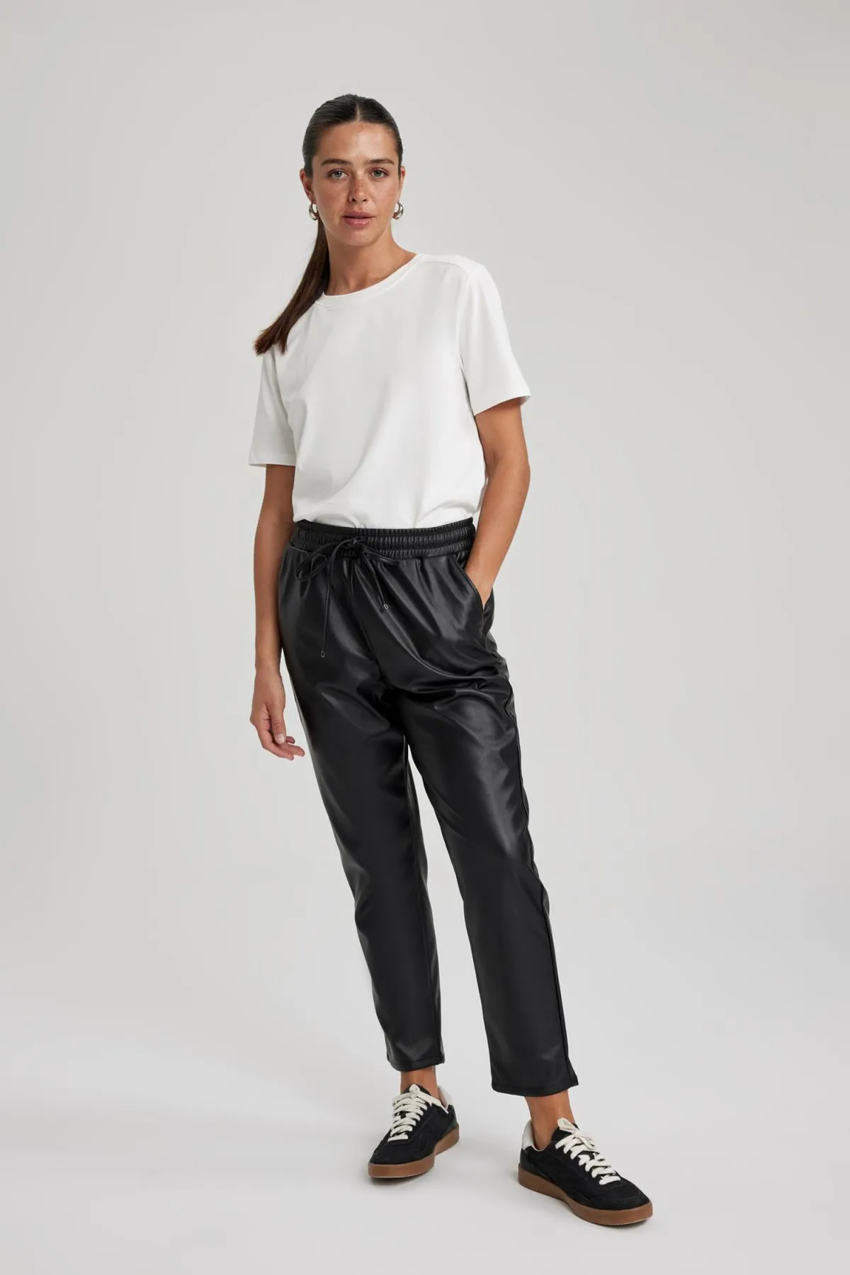 DeFacto  Hose aus Kunstleder mit hoher Taille und Joggertaschen