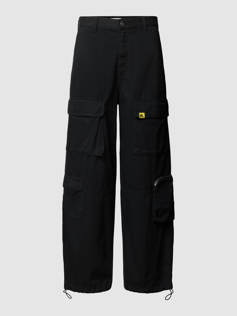 Cargohose mit aufgesetzten Taschen in schwarz