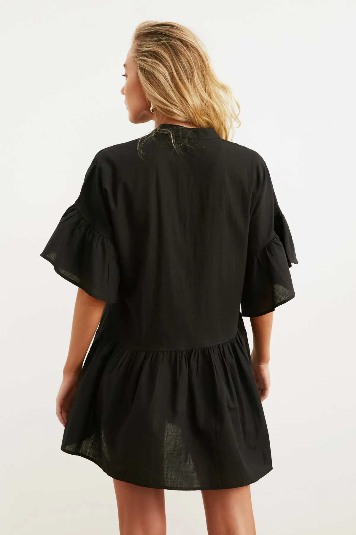 Trendyol Collection  Schwarzes, weit geschnittenes Mini-Strandkleid mit gewebtem Volant aus 100 % Baumwolle TBESS20EL0873
