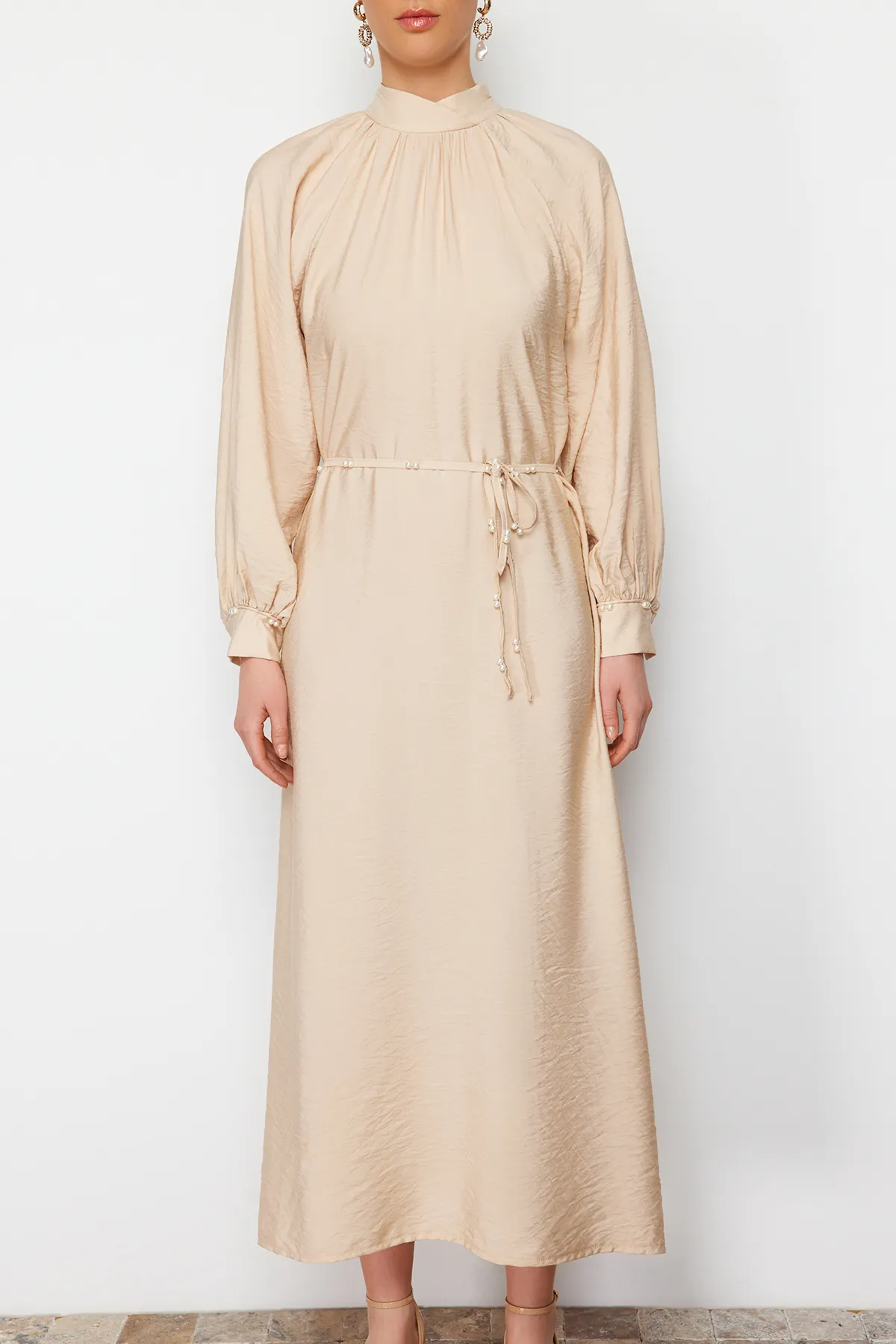 Trendyol Modest  Puderfarbenes, gewebtes Kleid mit Stehkragen und Perlengürtel TCTSS24EB00125