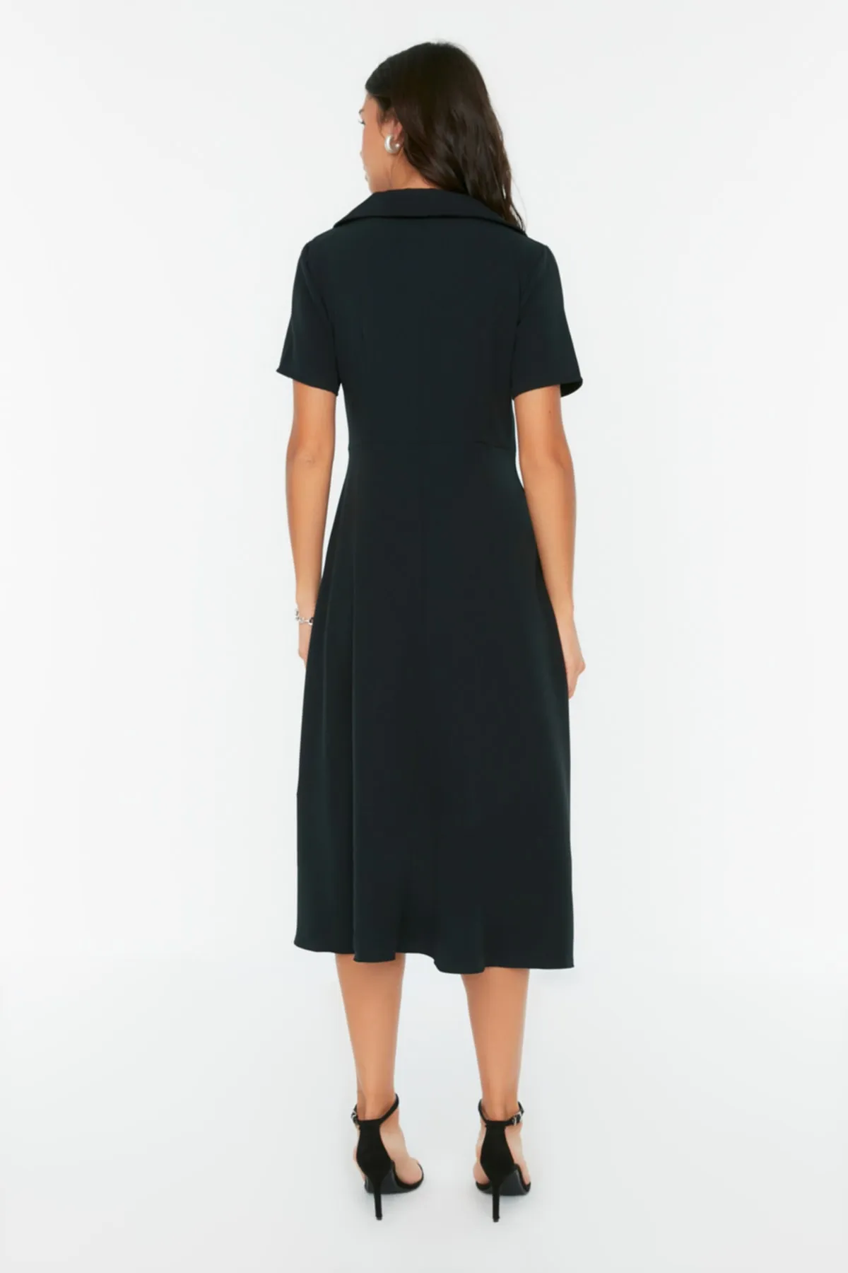 Trendyol Collection  Schwarzes, gewebtes Kleid mit Knöpfen und Details TWOSS22EL1185