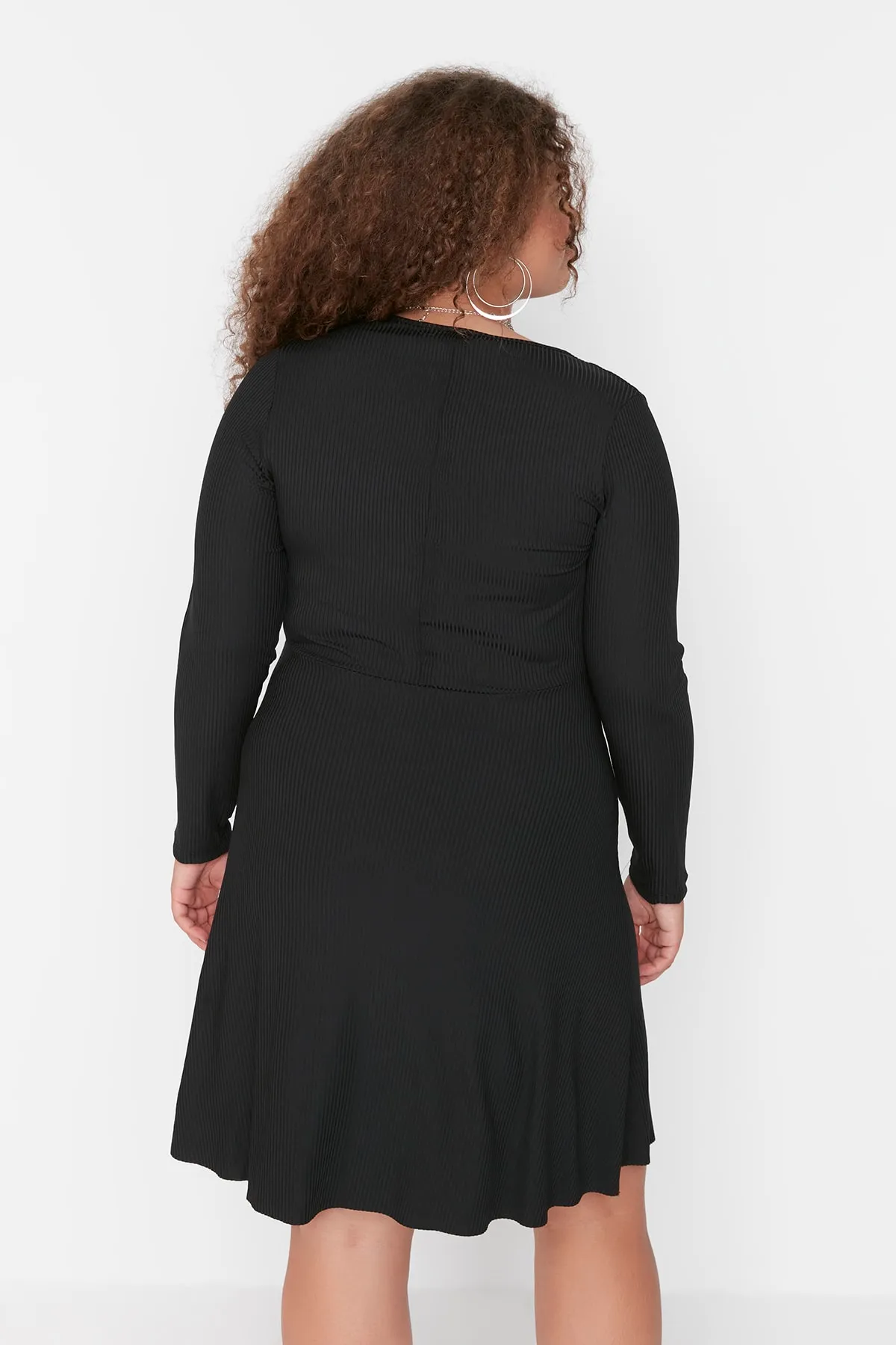 Trendyol Curve  Schwarzes, zweireihiges Strickkleid mit Taillenöffnung/Skatermuster TBBAW23AH00020