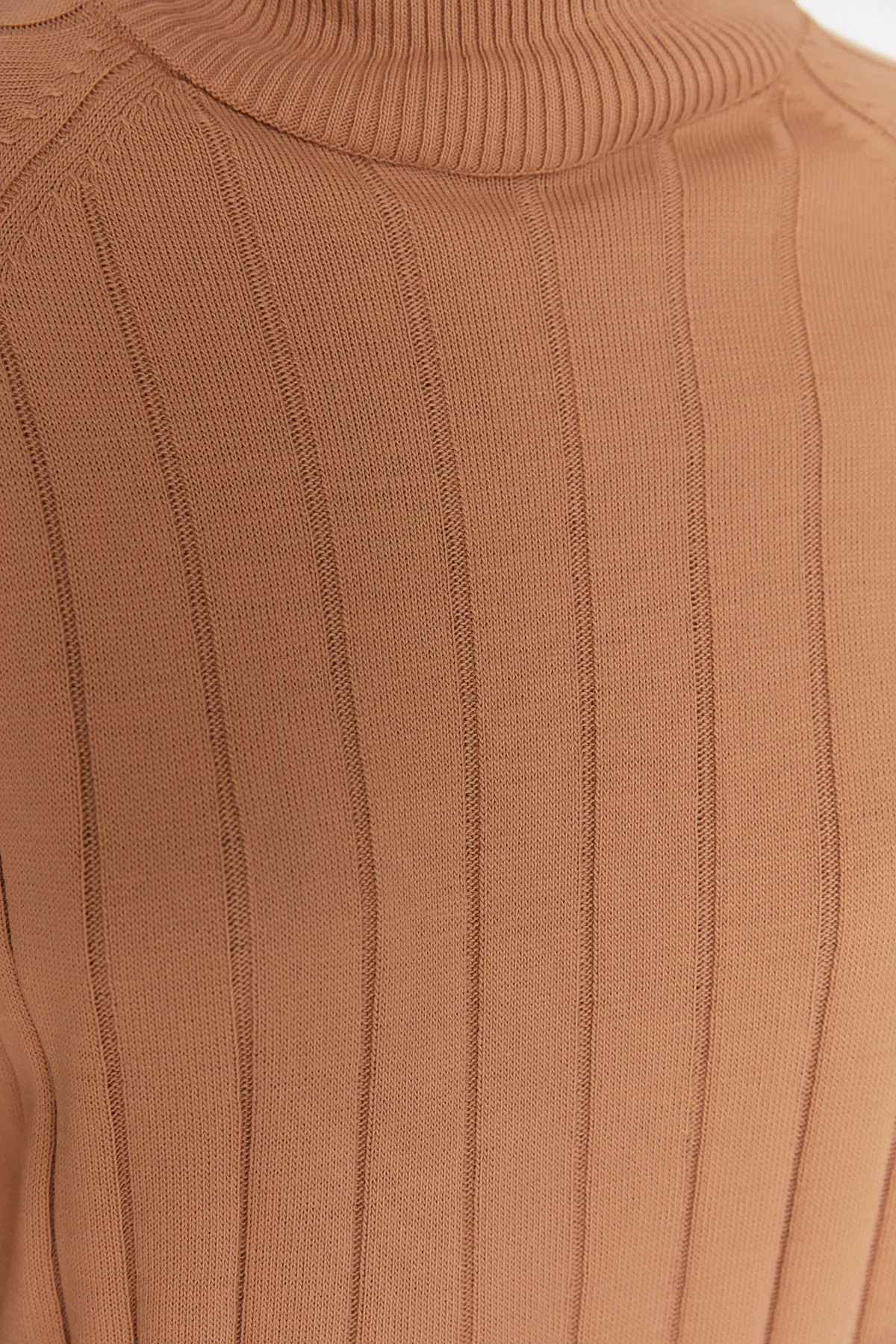 Trendyol Modest  Kamelfarbenes Strickset aus geripptem Rollkragenpullover und Hose TCTAW23US00002