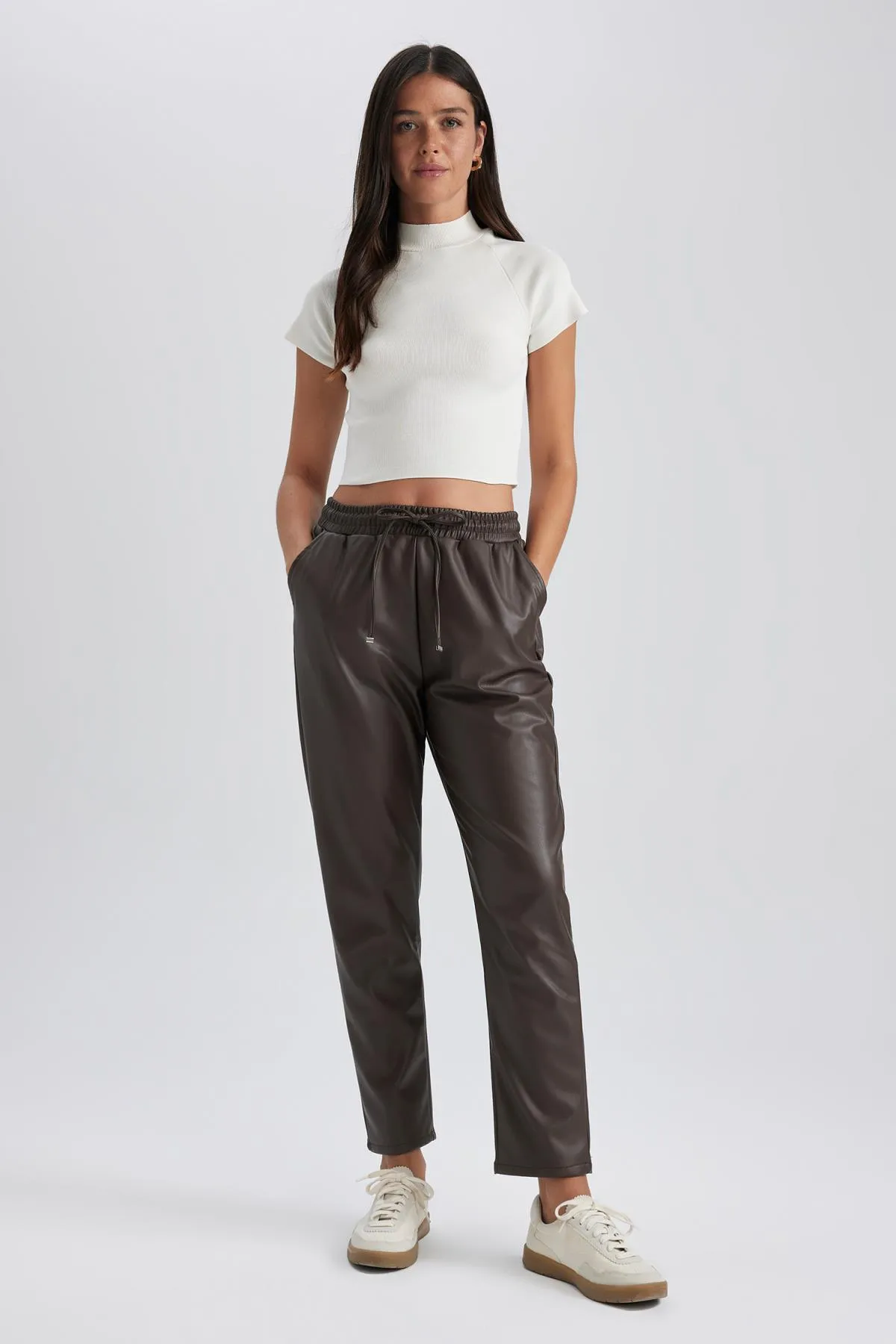 DeFacto  Hose aus Kunstleder mit hoher Taille und Joggertaschen