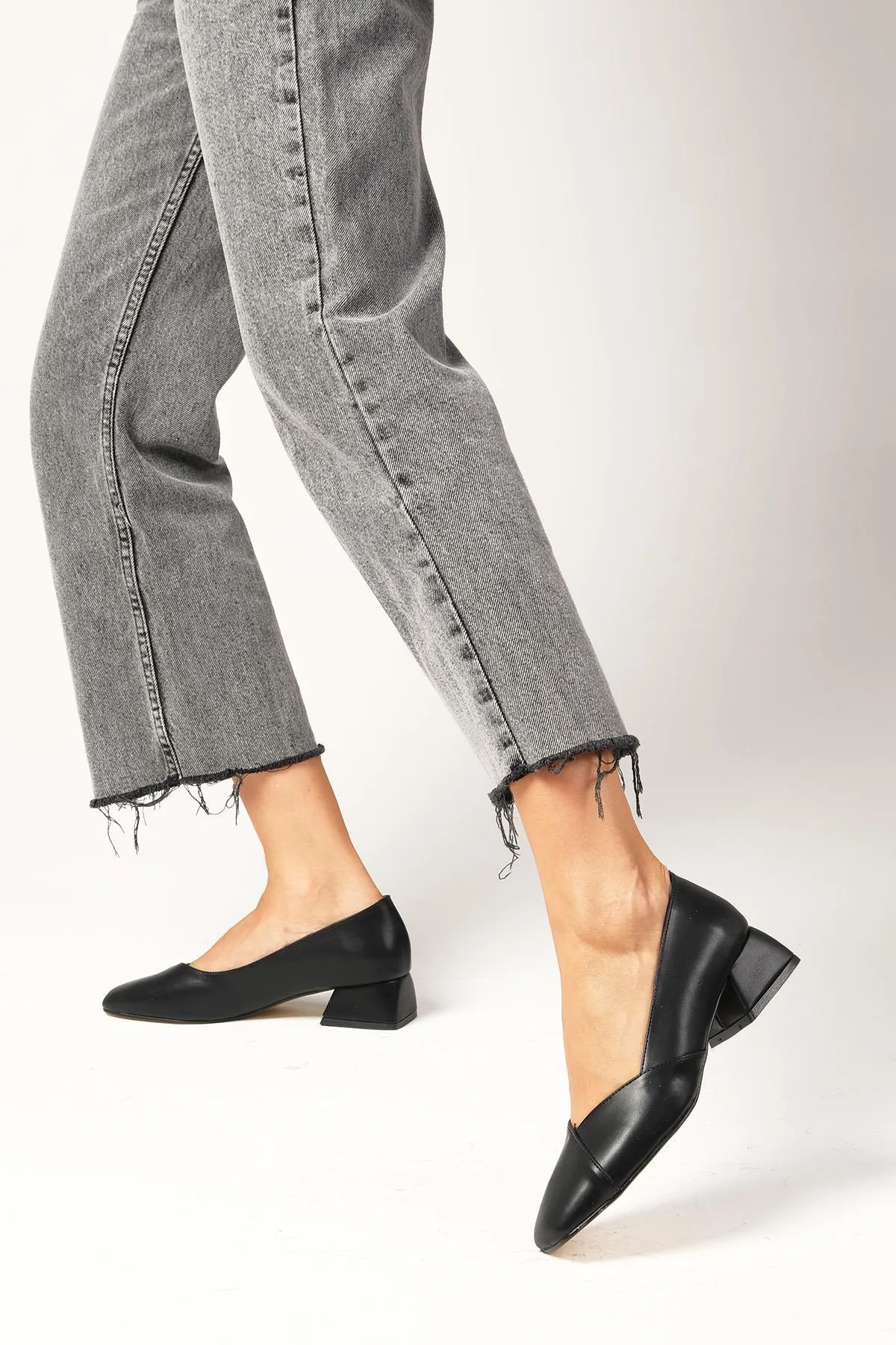 Mio Gusto  Addison Damenschuhe mit kurzem Absatz und stumpfer Zehenpartie in Schwarz