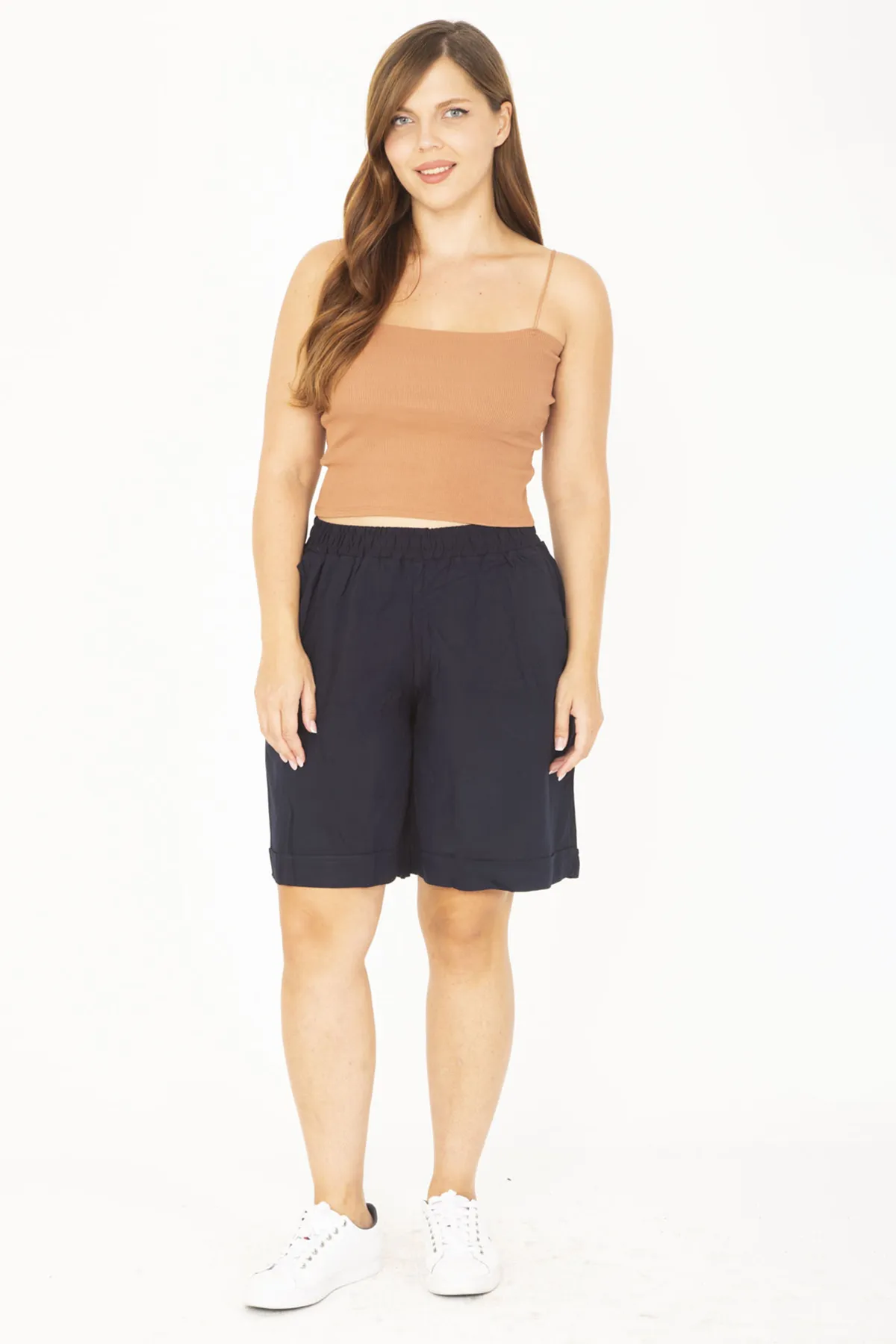 Şans  Große Damen-Shorts aus gewebtem Viskosestoff in Marineblau mit elastischem Bund 65N36801