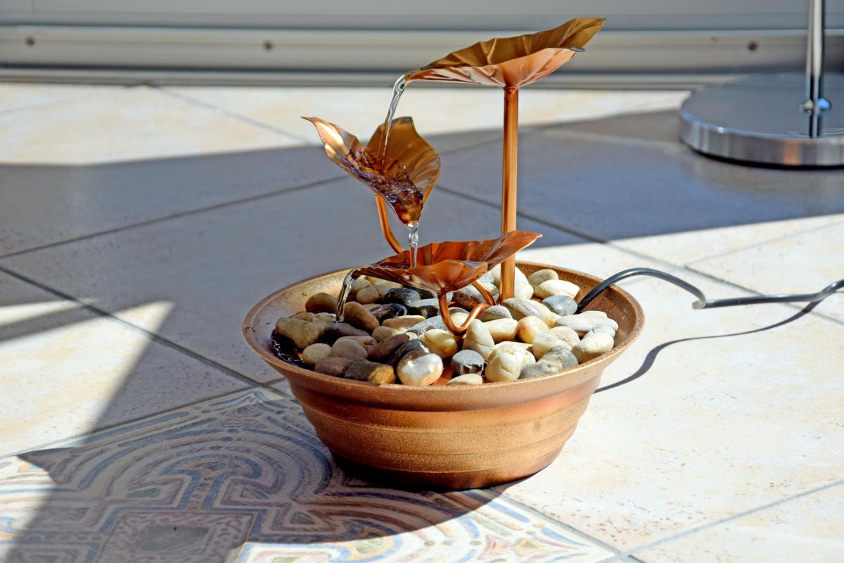 dobar Design-Zimmerbrunnen mit Deko-Steinchen