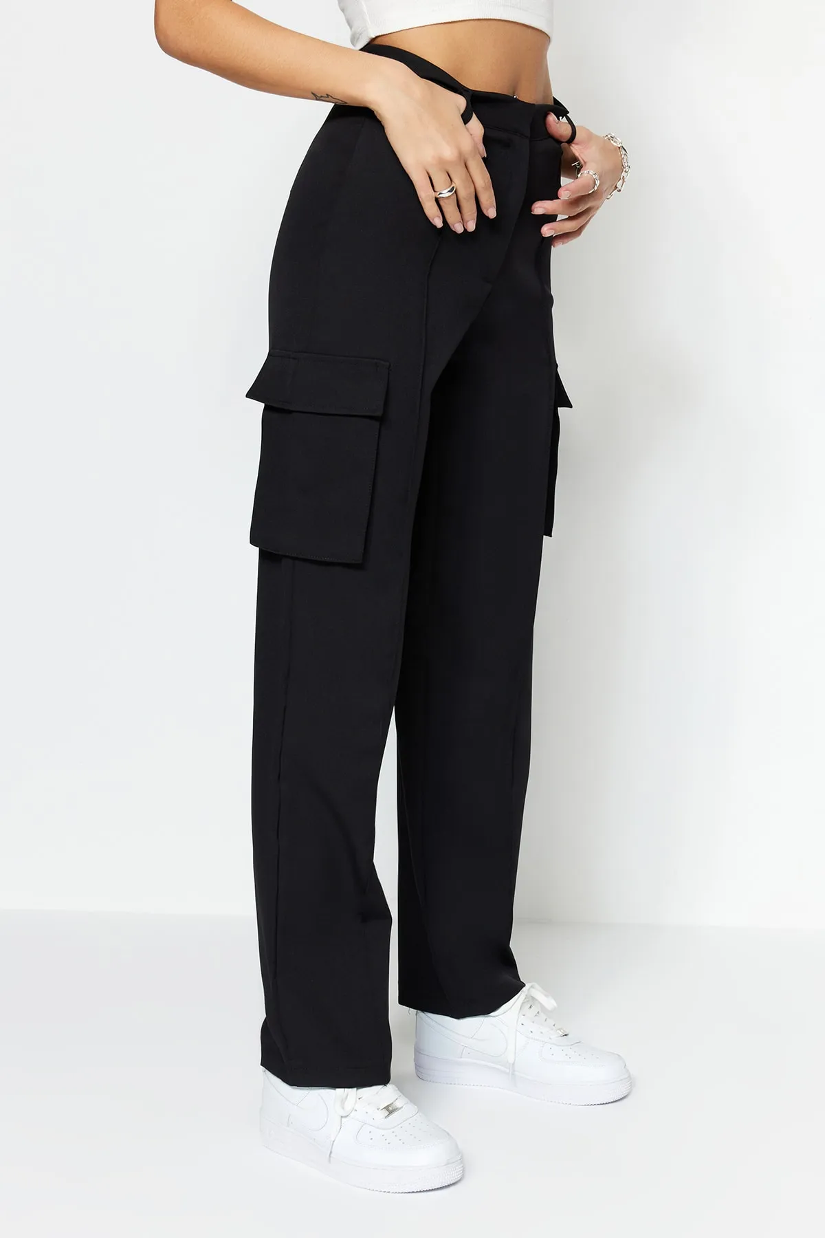 Trendyol Collection  Schwarze, gerade geschnittene, gewebte Cargo-Hose mit doppelten Taschen TWOAW22PL0343