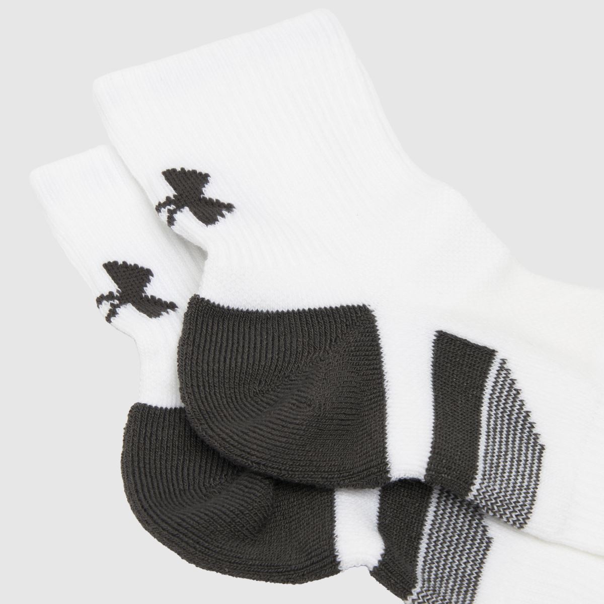 Under Armour – Vita och gråa tech-kvartsstrumpor, 3-pack