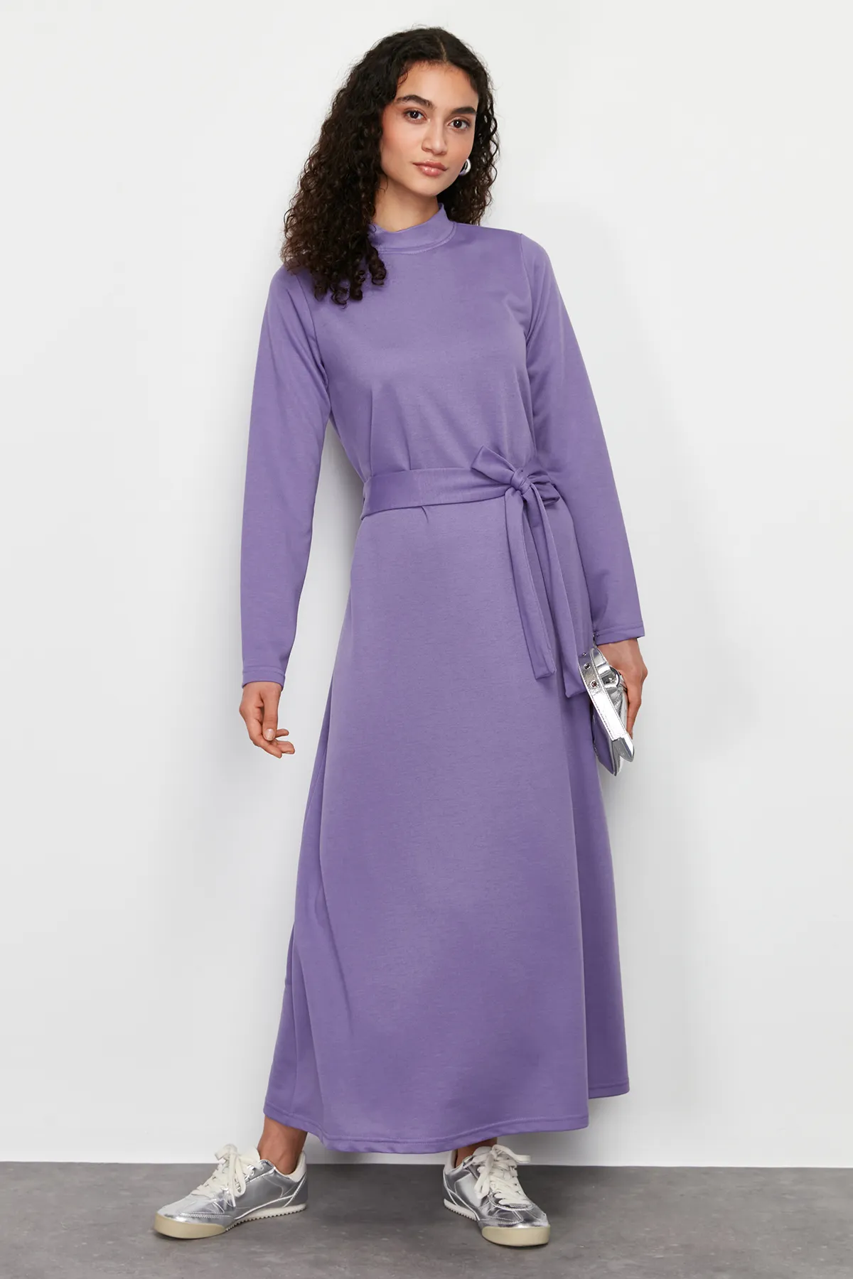 Trendyol Modest  Fliederfarbenes Strickkleid mit Stehkragen und geradem Gürtel TCTSS24EB00122