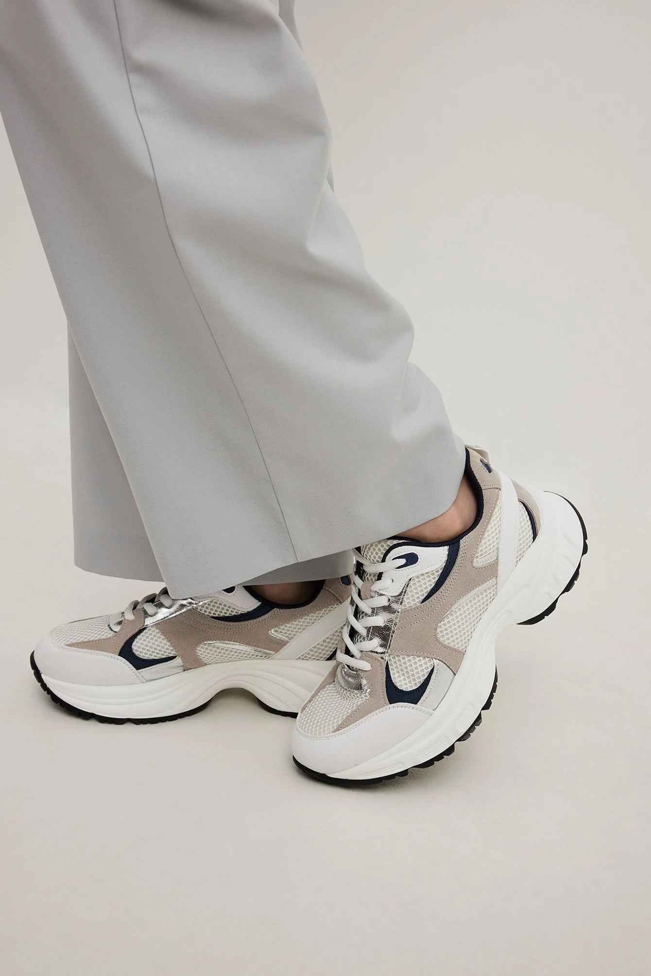 Mesh-Turnschuhe mit Wildlederdetails