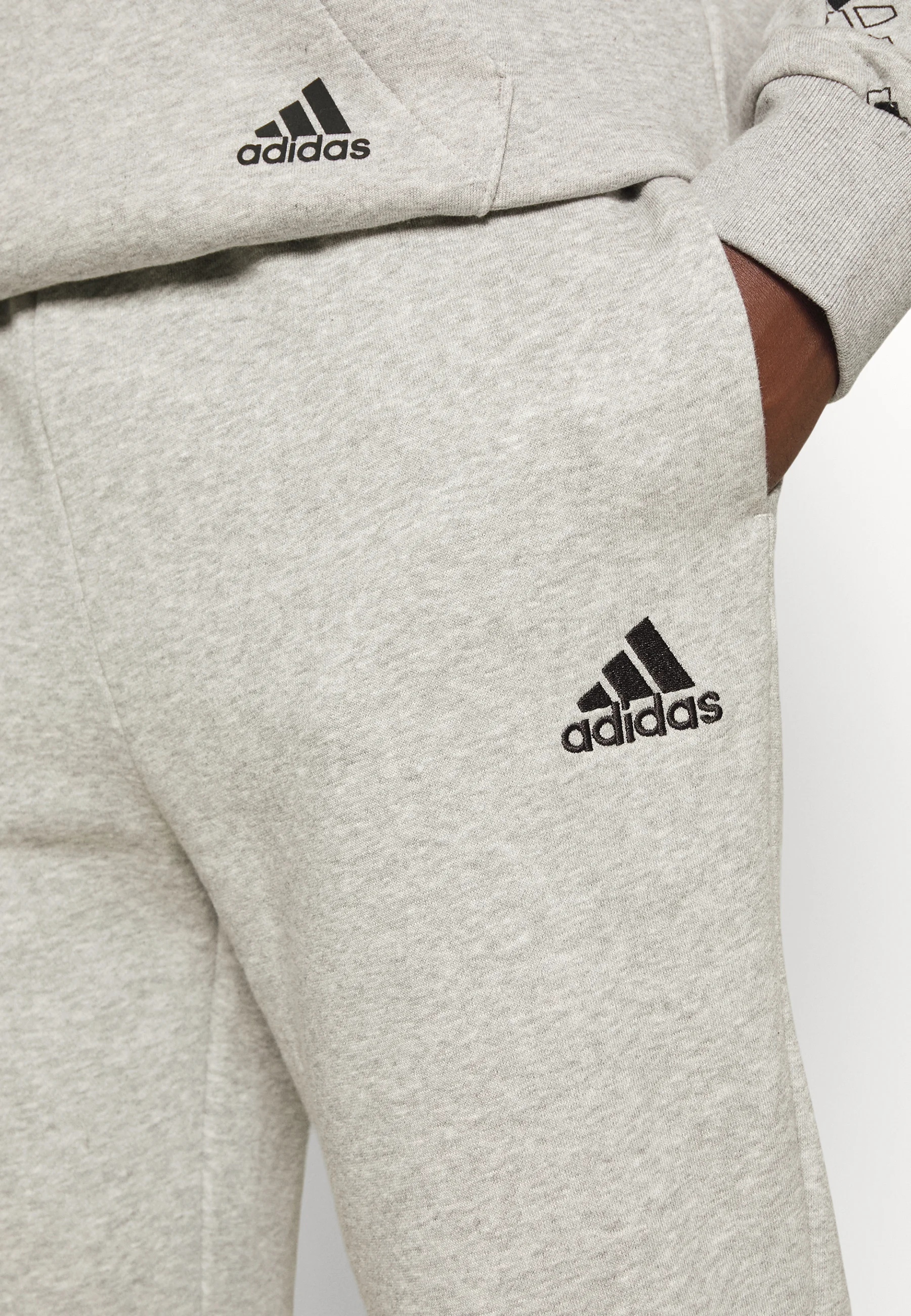 adidas Sportswear ESSENTIALS TAPERED - Pantalones de chándal